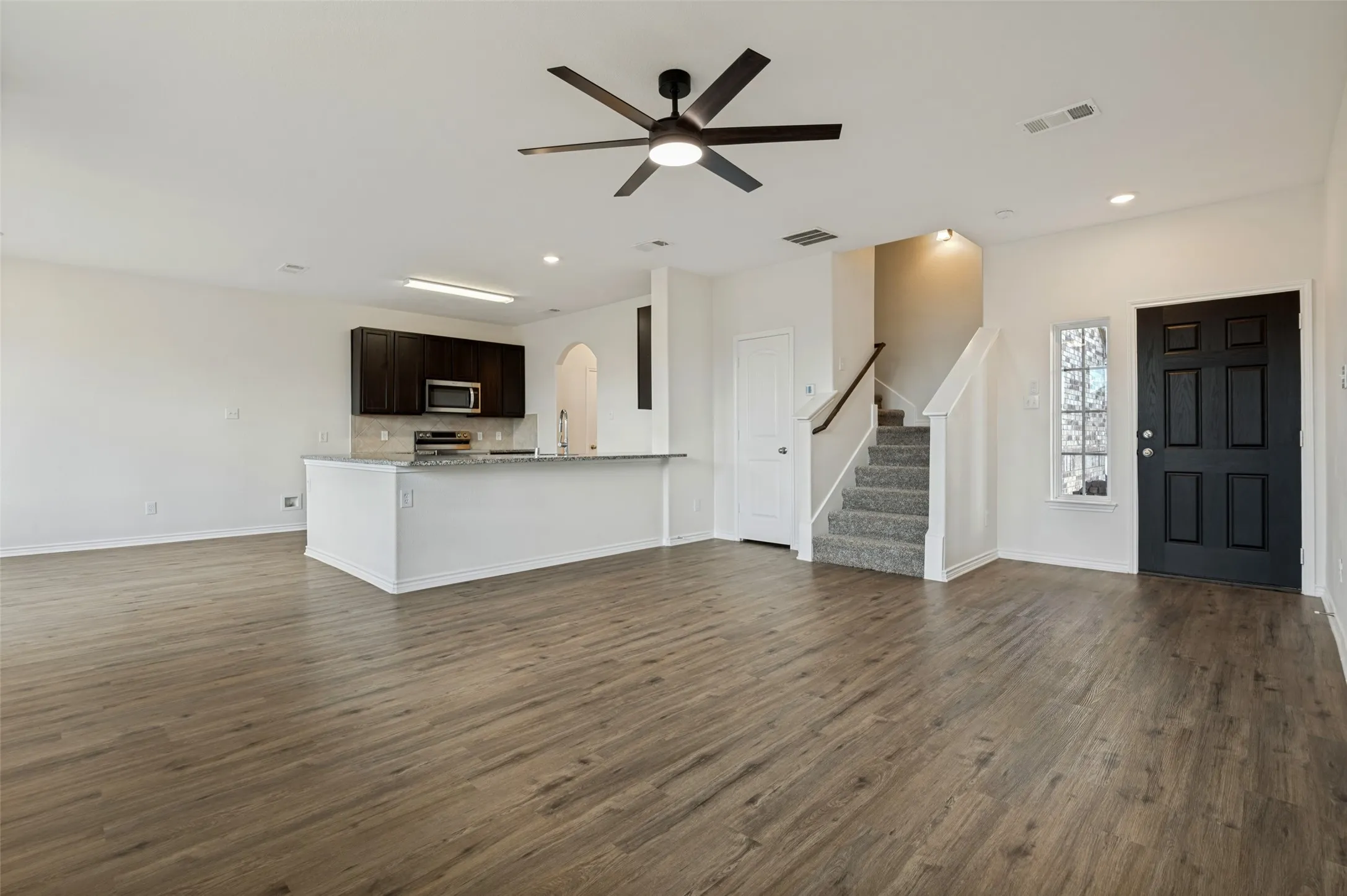 Single Family Residence For Sale in Ellis County , 1403 Kinglet Drive, Ennis, Texas 75119, 4 Bedroom, 3 Bathroom, 2 Garage spaces, 2,104 Sqft, built in 2020, mls#21379883, Real Estate Agent in Ennis, Homes For Sale in Ellis county, Homes For Sale in Ennis, Realtor in Ennis Texas, Real Estate Brokerage Independent Realty Texas, Luminita Cordes Realtor