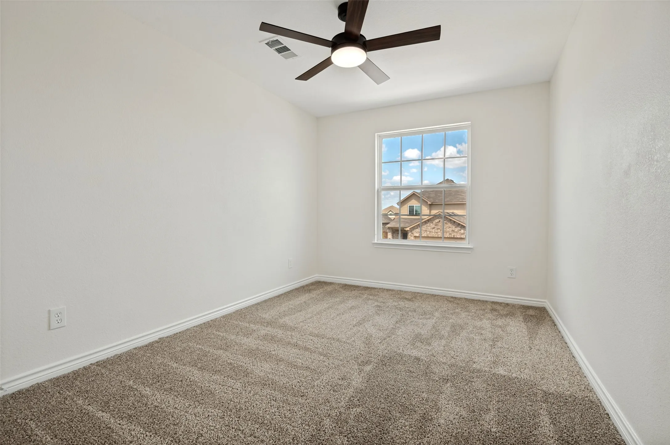 Single Family Residence For Sale in Ellis County , 1403 Kinglet Drive, Ennis, Texas 75119, 4 Bedroom, 3 Bathroom, 2 Garage spaces, 2,104 Sqft, built in 2020, mls#21379883, Real Estate Agent in Ennis, Homes For Sale in Ellis county, Homes For Sale in Ennis, Realtor in Ennis Texas, Real Estate Brokerage Independent Realty Texas, Luminita Cordes Realtor