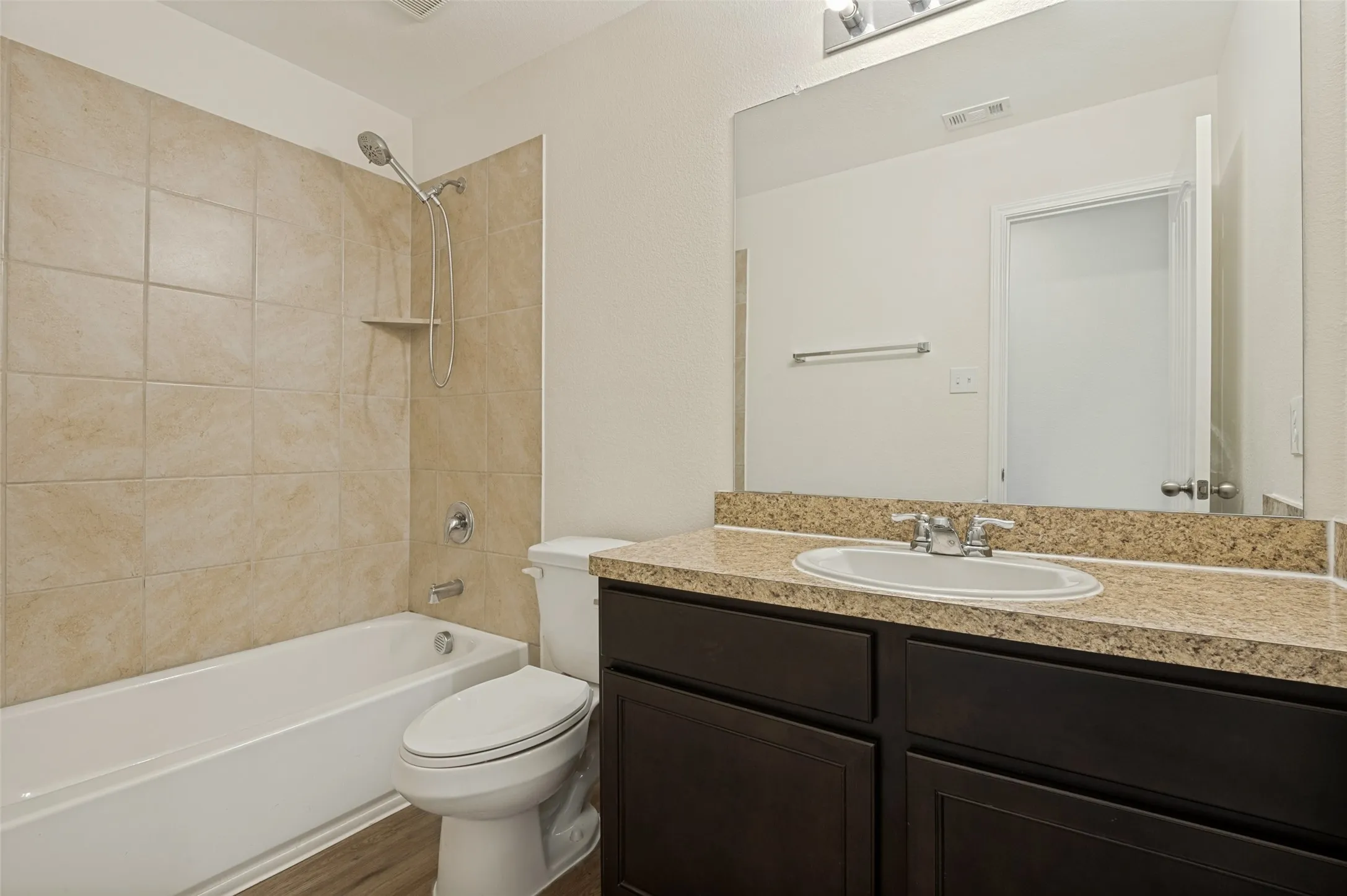 Single Family Residence For Sale in Ellis County , 1403 Kinglet Drive, Ennis, Texas 75119, 4 Bedroom, 3 Bathroom, 2 Garage spaces, 2,104 Sqft, built in 2020, mls#21379883, Real Estate Agent in Ennis, Homes For Sale in Ellis county, Homes For Sale in Ennis, Realtor in Ennis Texas, Real Estate Brokerage Independent Realty Texas, Luminita Cordes Realtor