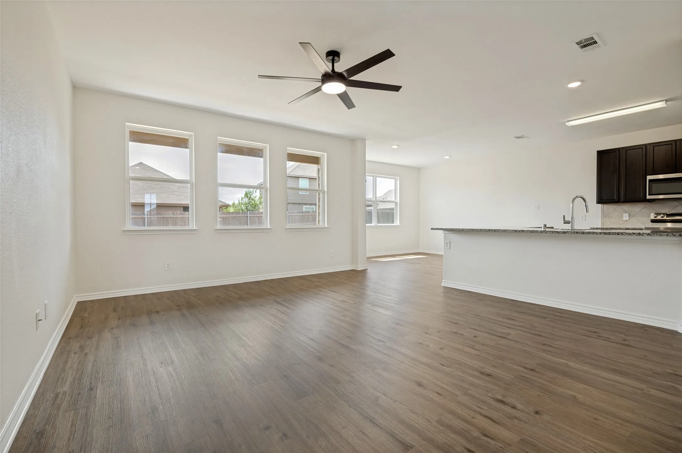 Single Family Residence For Sale in Ellis County , 1403 Kinglet Drive, Ennis, Texas 75119, 4 Bedroom, 3 Bathroom, 2 Garage spaces, 2,104 Sqft, built in 2020, mls#21379883, Real Estate Agent in Ennis, Homes For Sale in Ellis county, Homes For Sale in Ennis, Realtor in Ennis Texas, Real Estate Brokerage Independent Realty Texas, Luminita Cordes Realtor