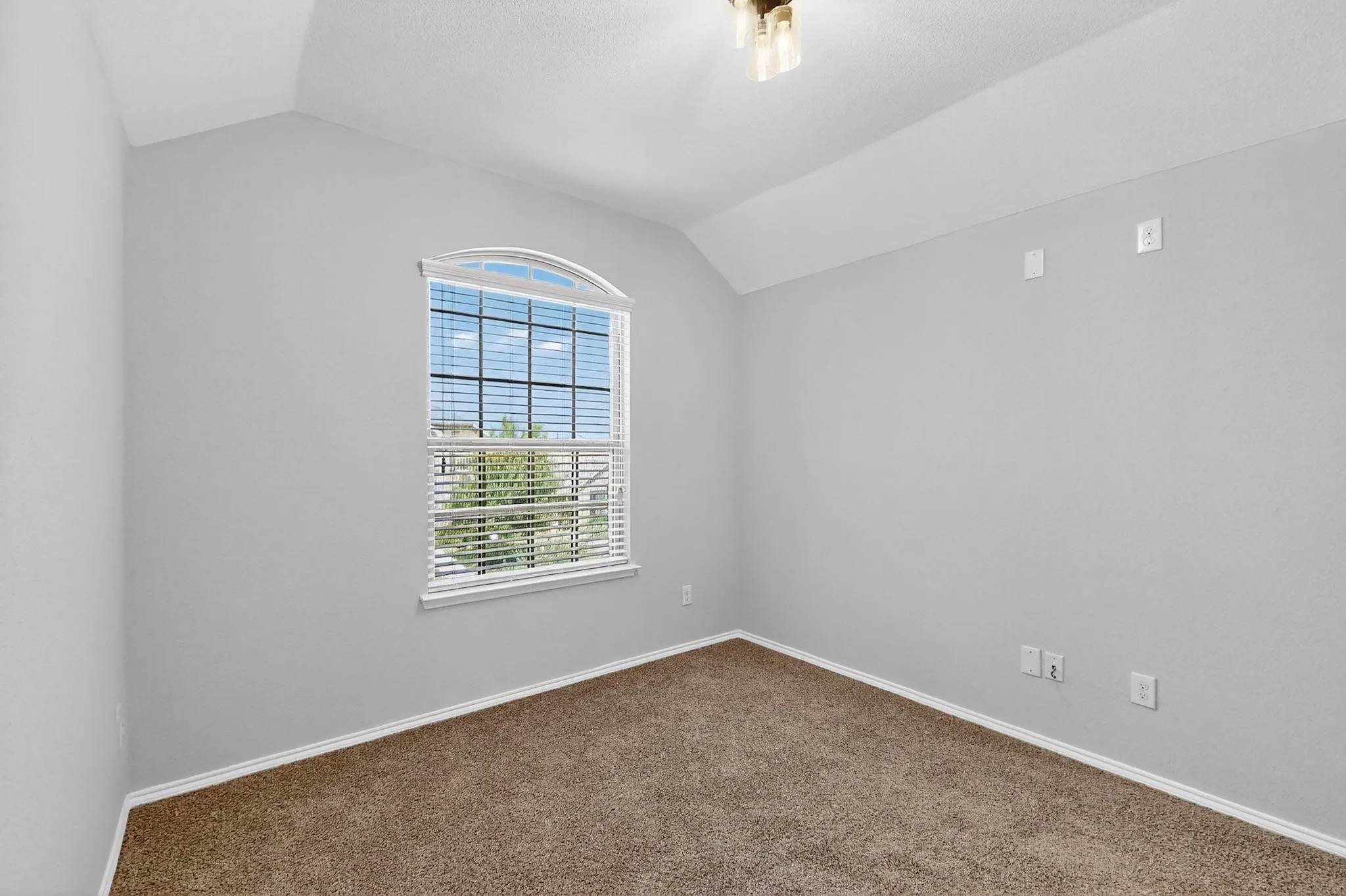 Single Family Residence For Rent in Denton County , 621 Big Horn Road, Aubrey, Texas 76227, 3 Bedroom, 3 Bathroom, 2 Garage spaces, 1,888 Sqft, built in 2016, mls#21379890, Real Estate Agent in Aubrey, Homes For Rent in Denton county, Homes For Rent in Aubrey, Realtor in Aubrey Texas, Real Estate Brokerage Independent Realty Texas, Luminita Cordes Realtor