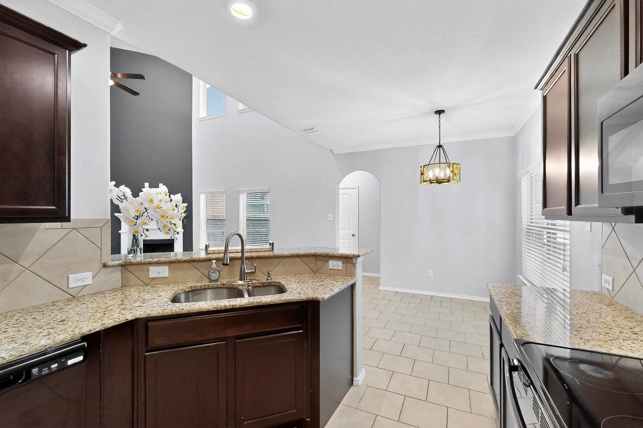 Single Family Residence For Rent in Denton County , 621 Big Horn Road, Aubrey, Texas 76227, 3 Bedroom, 3 Bathroom, 2 Garage spaces, 1,888 Sqft, built in 2016, mls#21379890, Real Estate Agent in Aubrey, Homes For Rent in Denton county, Homes For Rent in Aubrey, Realtor in Aubrey Texas, Real Estate Brokerage Independent Realty Texas, Luminita Cordes Realtor