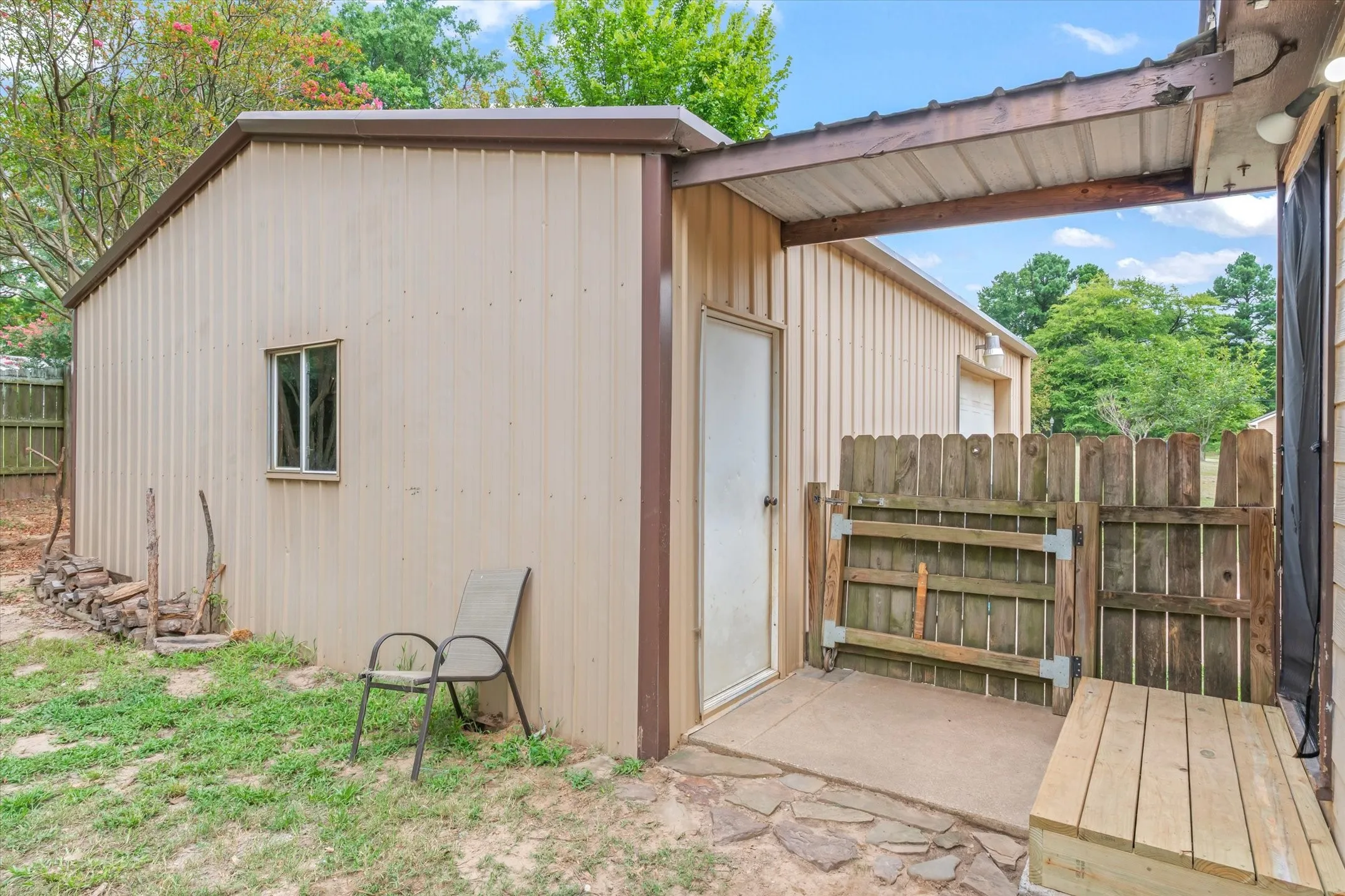 Single Family Residence For Sale in Smith County , 13379 County Road 3140, Tyler, Texas 75706, 3 Bedroom, 2 Bathroom, 1 Garage spaces, 1,560 Sqft, built in 1987, mls#21379889, Real Estate Agent in Tyler, Homes For Sale in Smith county, Homes For Sale in Tyler, Realtor in Tyler Texas, Real Estate Brokerage Independent Realty Texas, Luminita Cordes Realtor