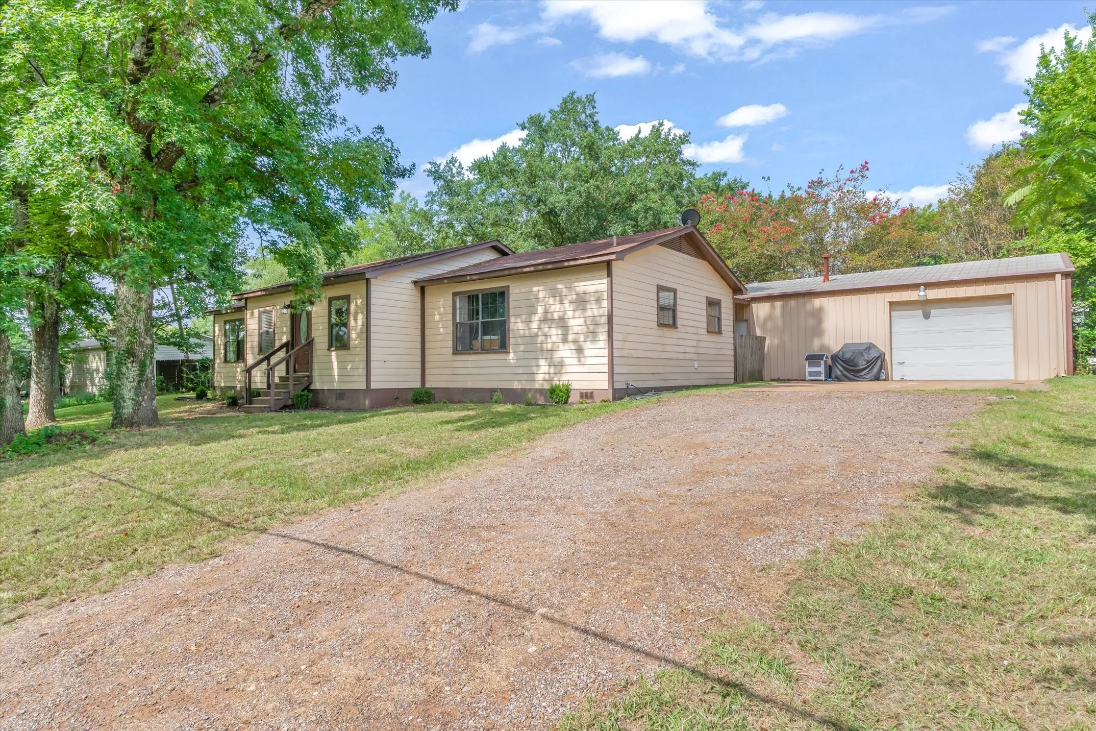 Single Family Residence For Sale in Smith County , 13379 County Road 3140, Tyler, Texas 75706, 3 Bedroom, 2 Bathroom, 1 Garage spaces, 1,560 Sqft, built in 1987, mls#21379889, Real Estate Agent in Tyler, Homes For Sale in Smith county, Homes For Sale in Tyler, Realtor in Tyler Texas, Real Estate Brokerage Independent Realty Texas, Luminita Cordes Realtor