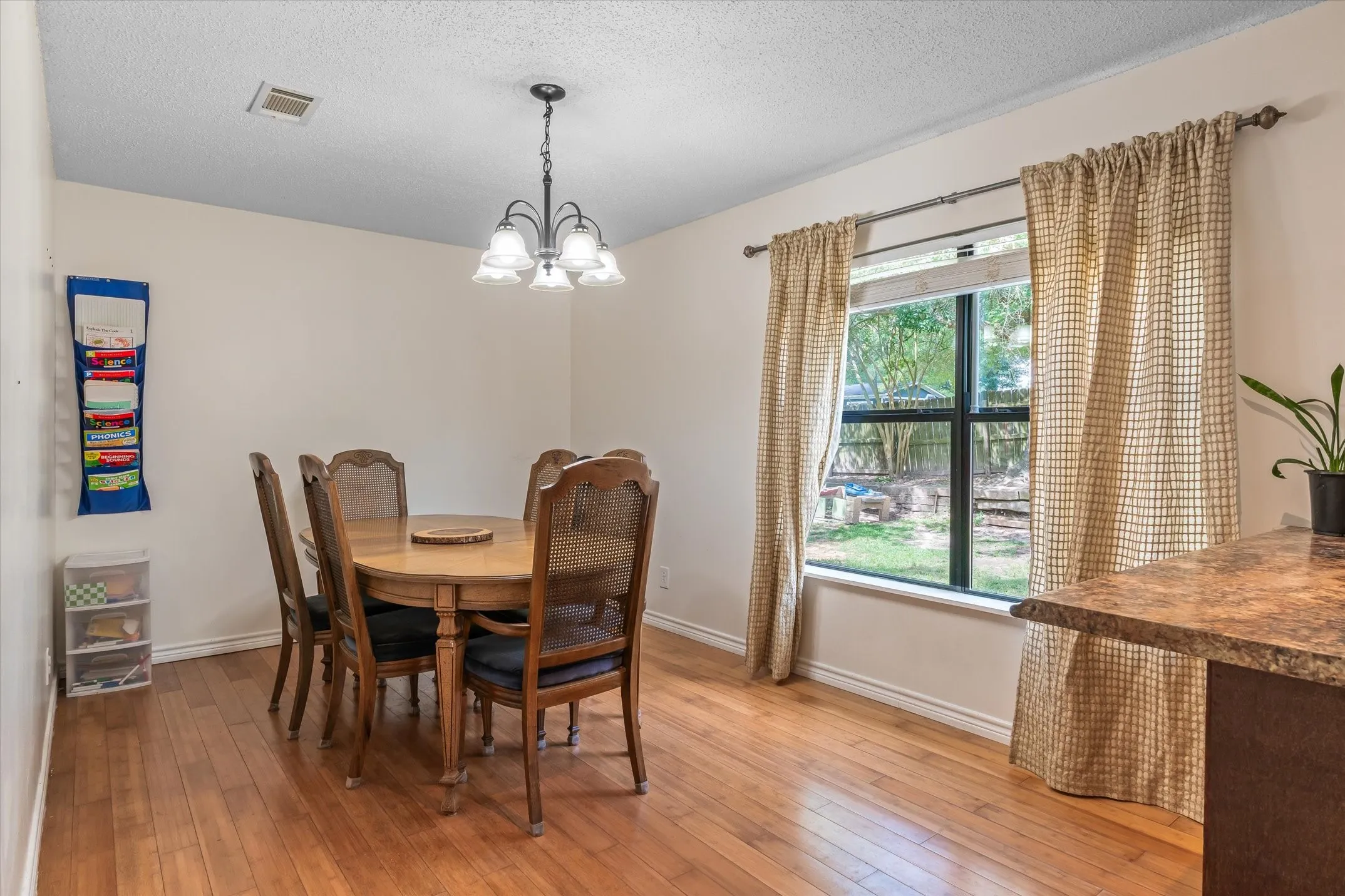 Single Family Residence For Sale in Smith County , 13379 County Road 3140, Tyler, Texas 75706, 3 Bedroom, 2 Bathroom, 1 Garage spaces, 1,560 Sqft, built in 1987, mls#21379889, Real Estate Agent in Tyler, Homes For Sale in Smith county, Homes For Sale in Tyler, Realtor in Tyler Texas, Real Estate Brokerage Independent Realty Texas, Luminita Cordes Realtor