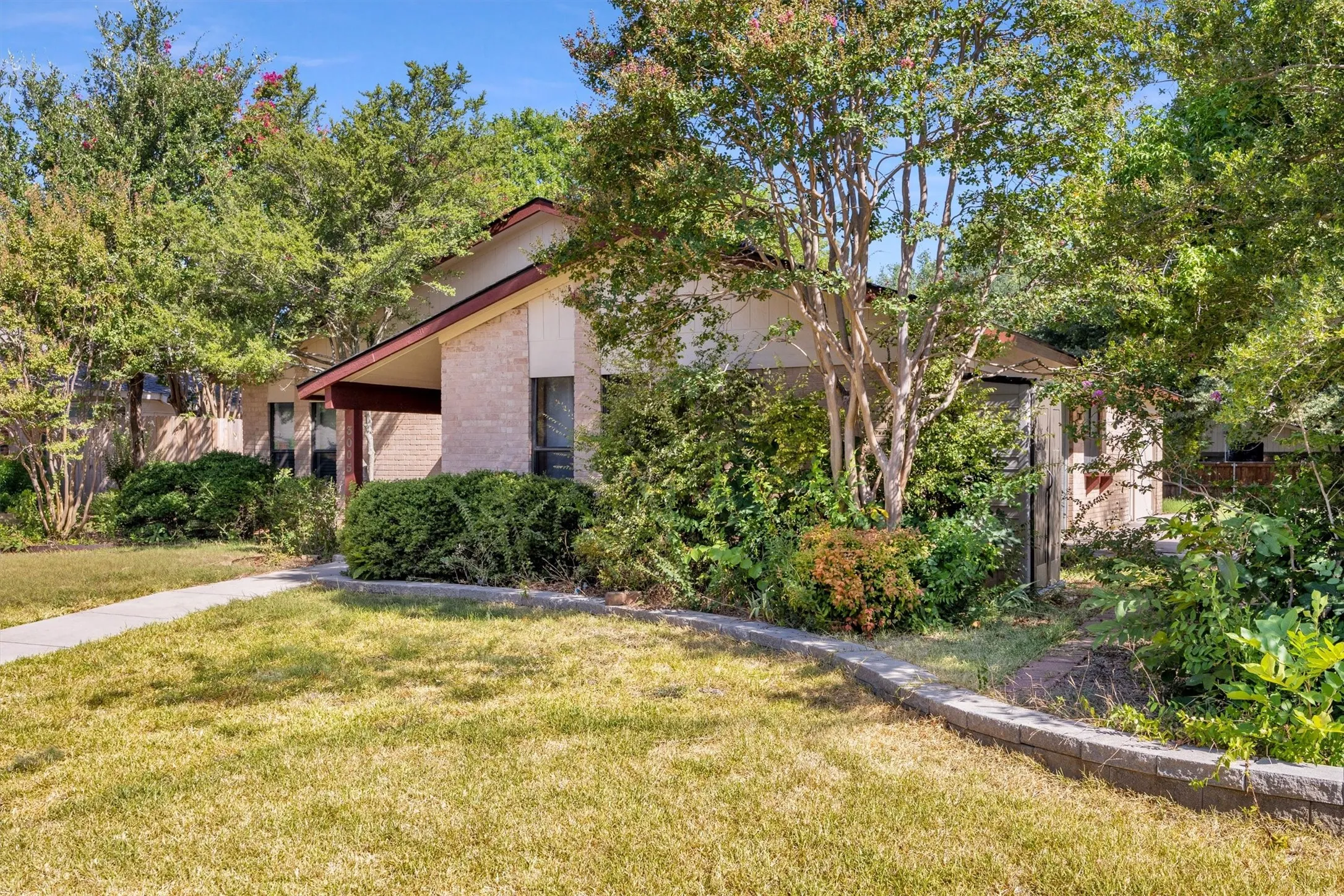 Single Family Residence For Sale in Collin County , 3005 Lemmontree Lane, Plano, Texas 75074, 3 Bedroom, 2 Bathroom, 2 Garage spaces, 1,528 Sqft, built in 1976, mls#21373265, Real Estate Agent in Plano, Homes For Sale in Collin county, Homes For Sale in Plano, Realtor in Plano Texas, Real Estate Brokerage Independent Realty Texas, Luminita Cordes Realtor