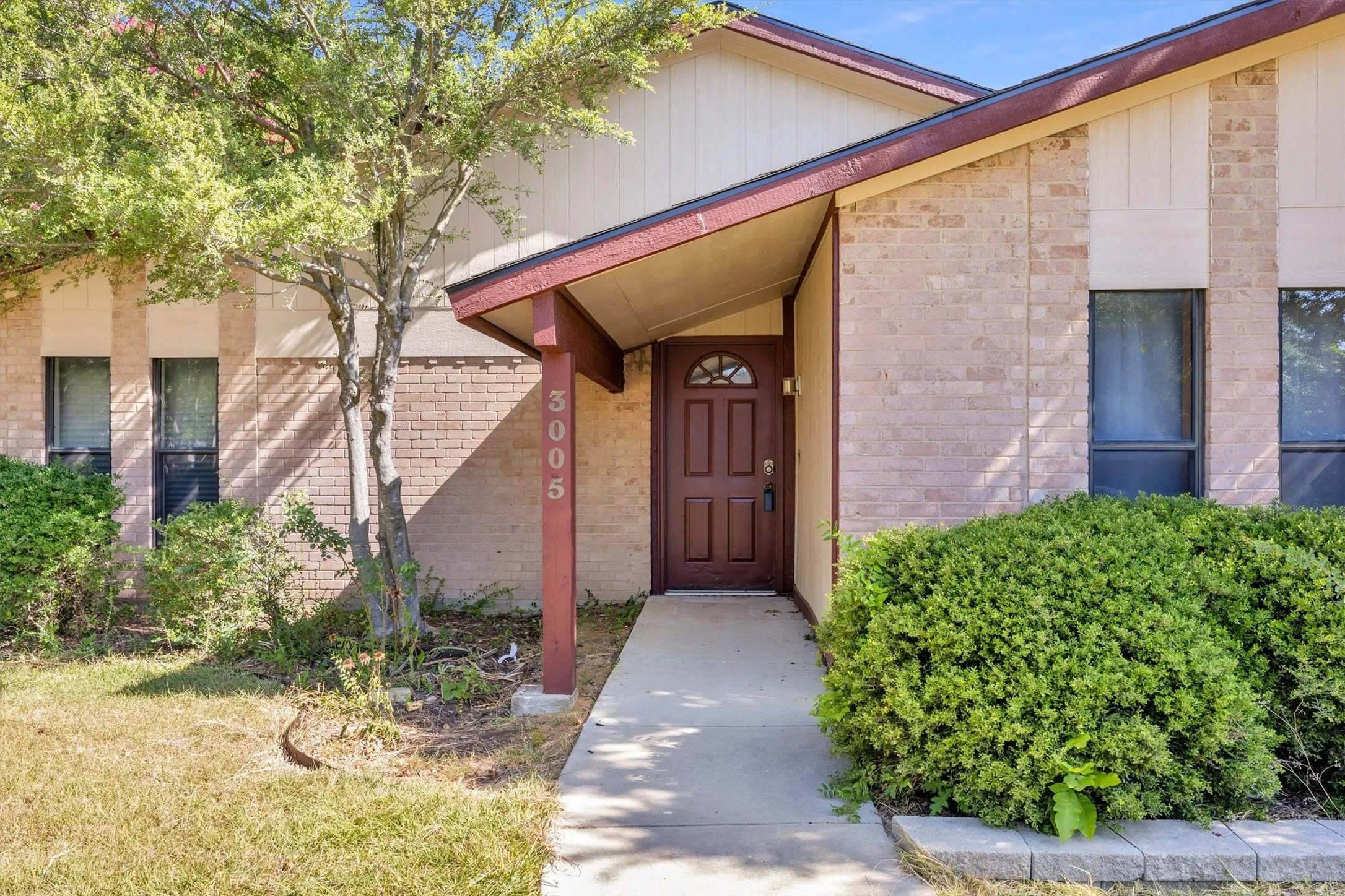 Single Family Residence For Sale in Collin County , 3005 Lemmontree Lane, Plano, Texas 75074, 3 Bedroom, 2 Bathroom, 2 Garage spaces, 1,528 Sqft, built in 1976, mls#21373265, Real Estate Agent in Plano, Homes For Sale in Collin county, Homes For Sale in Plano, Realtor in Plano Texas, Real Estate Brokerage Independent Realty Texas, Luminita Cordes Realtor