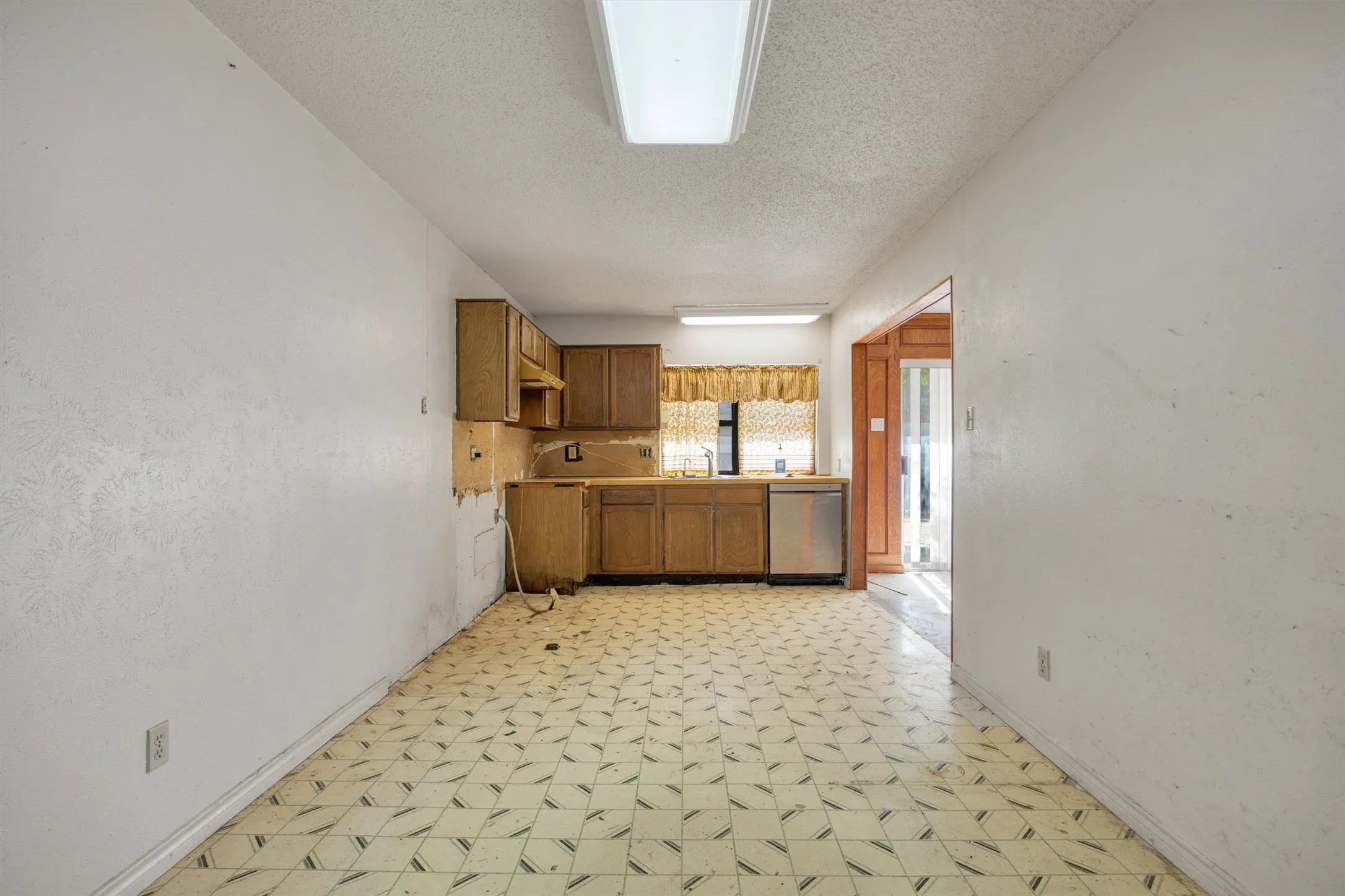Single Family Residence For Sale in Collin County , 3005 Lemmontree Lane, Plano, Texas 75074, 3 Bedroom, 2 Bathroom, 2 Garage spaces, 1,528 Sqft, built in 1976, mls#21373265, Real Estate Agent in Plano, Homes For Sale in Collin county, Homes For Sale in Plano, Realtor in Plano Texas, Real Estate Brokerage Independent Realty Texas, Luminita Cordes Realtor
