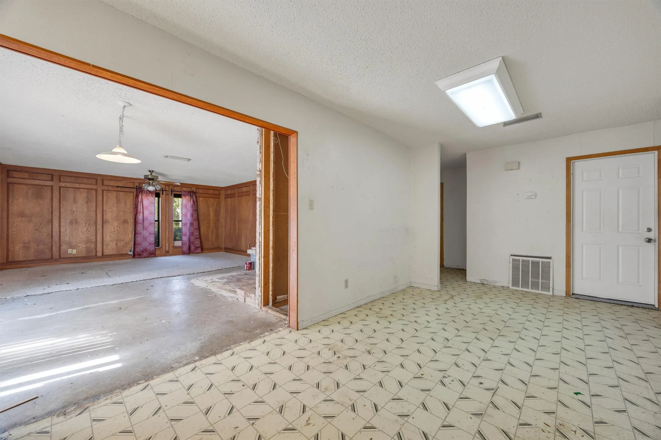 Single Family Residence For Sale in Collin County , 3005 Lemmontree Lane, Plano, Texas 75074, 3 Bedroom, 2 Bathroom, 2 Garage spaces, 1,528 Sqft, built in 1976, mls#21373265, Real Estate Agent in Plano, Homes For Sale in Collin county, Homes For Sale in Plano, Realtor in Plano Texas, Real Estate Brokerage Independent Realty Texas, Luminita Cordes Realtor