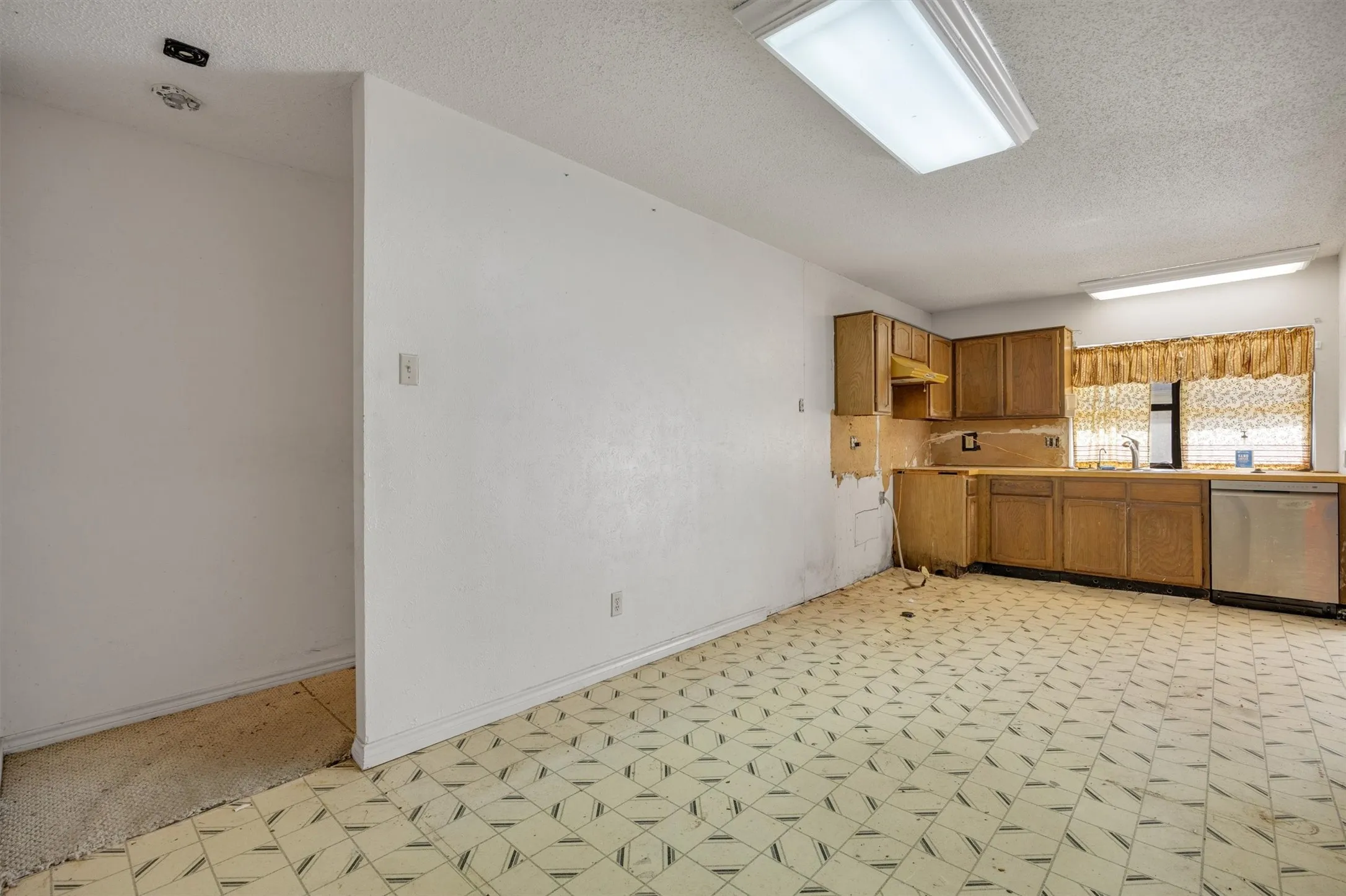 Single Family Residence For Sale in Collin County , 3005 Lemmontree Lane, Plano, Texas 75074, 3 Bedroom, 2 Bathroom, 2 Garage spaces, 1,528 Sqft, built in 1976, mls#21373265, Real Estate Agent in Plano, Homes For Sale in Collin county, Homes For Sale in Plano, Realtor in Plano Texas, Real Estate Brokerage Independent Realty Texas, Luminita Cordes Realtor