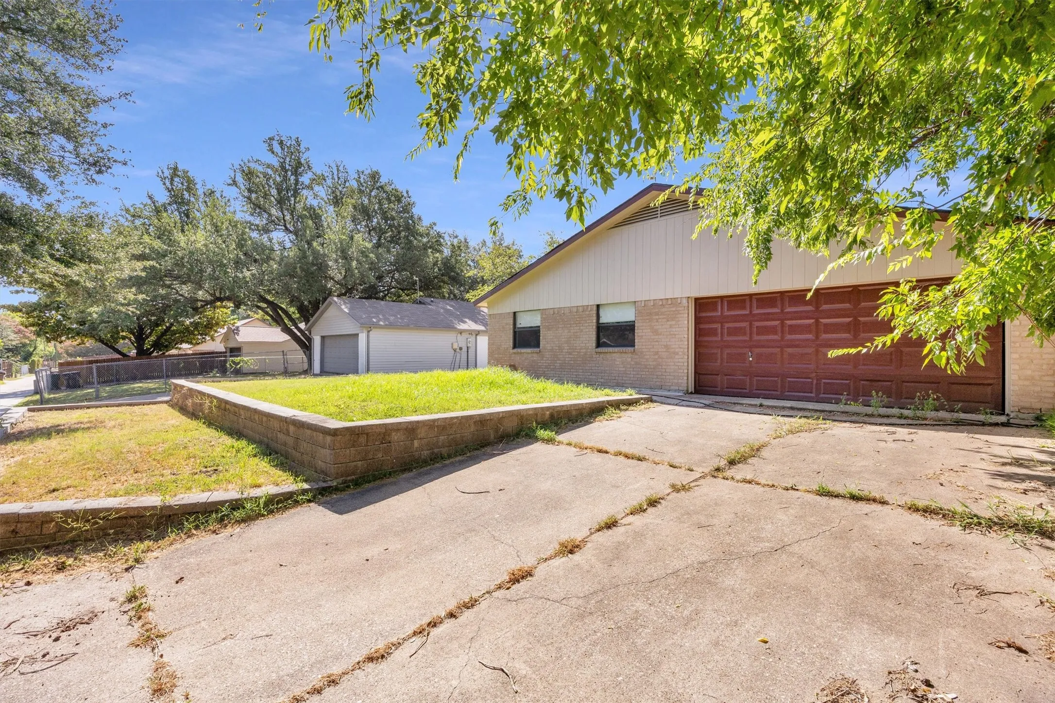 Single Family Residence For Sale in Collin County , 3005 Lemmontree Lane, Plano, Texas 75074, 3 Bedroom, 2 Bathroom, 2 Garage spaces, 1,528 Sqft, built in 1976, mls#21373265, Real Estate Agent in Plano, Homes For Sale in Collin county, Homes For Sale in Plano, Realtor in Plano Texas, Real Estate Brokerage Independent Realty Texas, Luminita Cordes Realtor