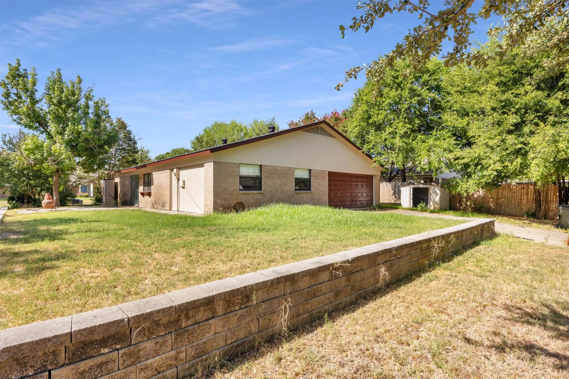 Single Family Residence For Sale in Collin County , 3005 Lemmontree Lane, Plano, Texas 75074, 3 Bedroom, 2 Bathroom, 2 Garage spaces, 1,528 Sqft, built in 1976, mls#21373265, Real Estate Agent in Plano, Homes For Sale in Collin county, Homes For Sale in Plano, Realtor in Plano Texas, Real Estate Brokerage Independent Realty Texas, Luminita Cordes Realtor