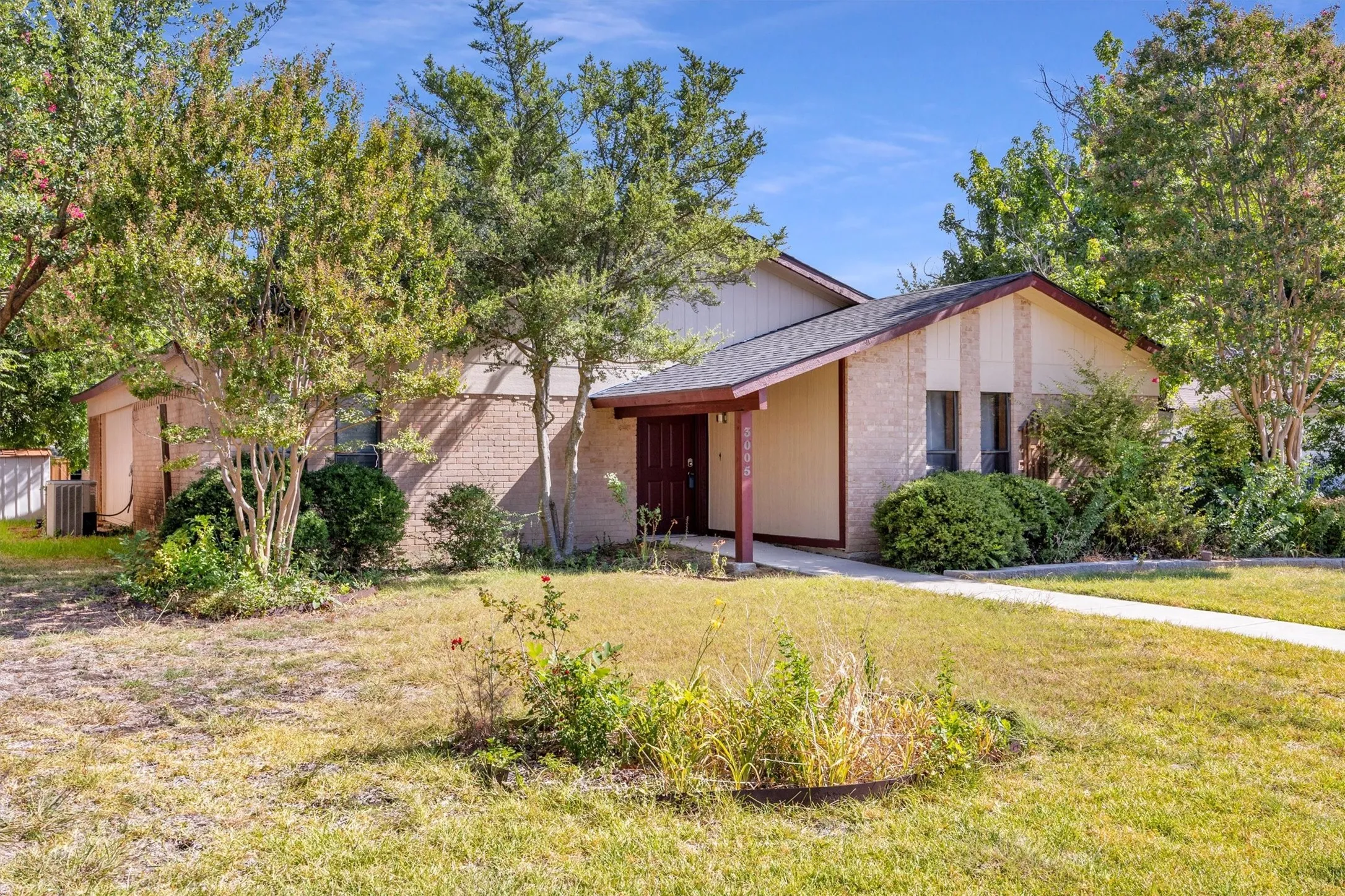 Single Family Residence For Sale in Collin County , 3005 Lemmontree Lane, Plano, Texas 75074, 3 Bedroom, 2 Bathroom, 2 Garage spaces, 1,528 Sqft, built in 1976, mls#21373265, Real Estate Agent in Plano, Homes For Sale in Collin county, Homes For Sale in Plano, Realtor in Plano Texas, Real Estate Brokerage Independent Realty Texas, Luminita Cordes Realtor