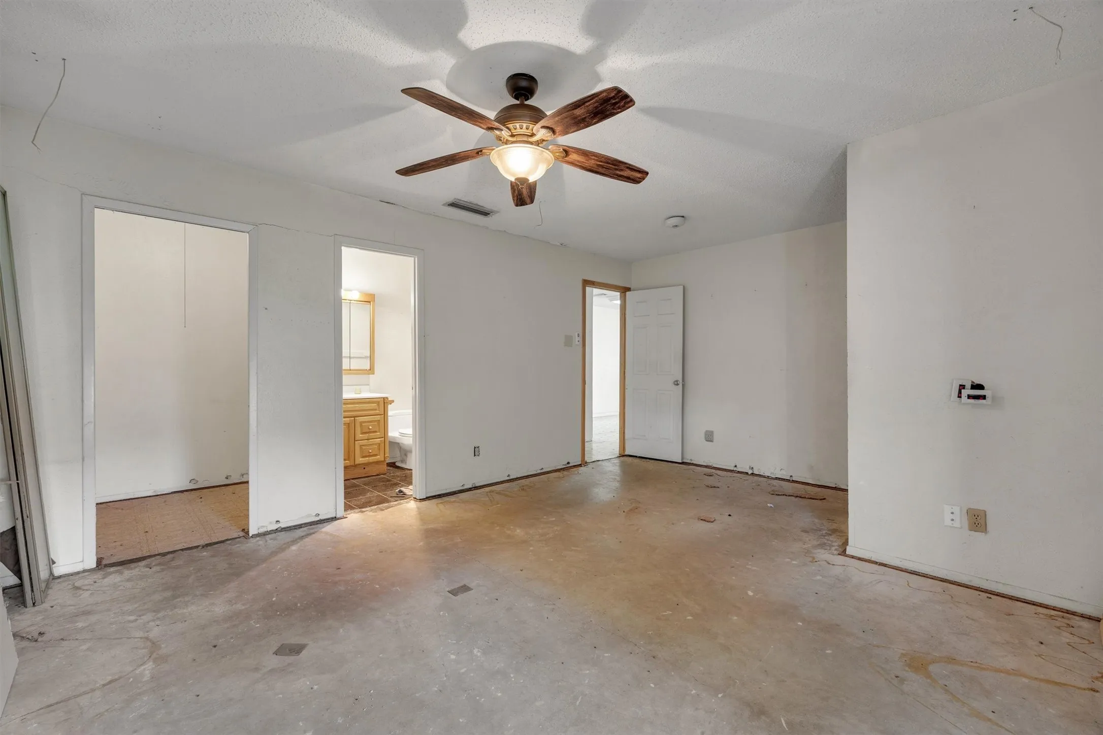 Single Family Residence For Sale in Collin County , 3005 Lemmontree Lane, Plano, Texas 75074, 3 Bedroom, 2 Bathroom, 2 Garage spaces, 1,528 Sqft, built in 1976, mls#21373265, Real Estate Agent in Plano, Homes For Sale in Collin county, Homes For Sale in Plano, Realtor in Plano Texas, Real Estate Brokerage Independent Realty Texas, Luminita Cordes Realtor