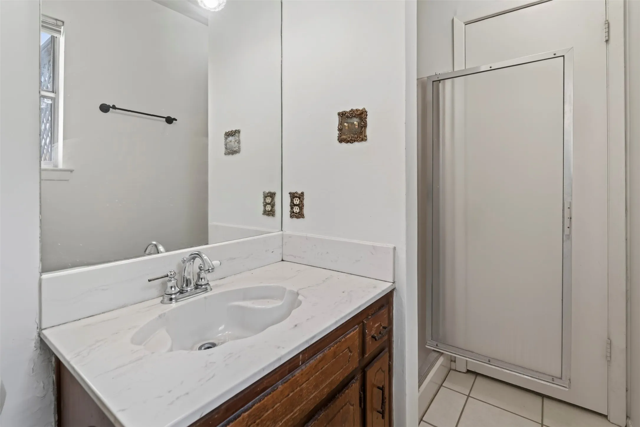 Integrated vanity with a white countertop and a single basin sink