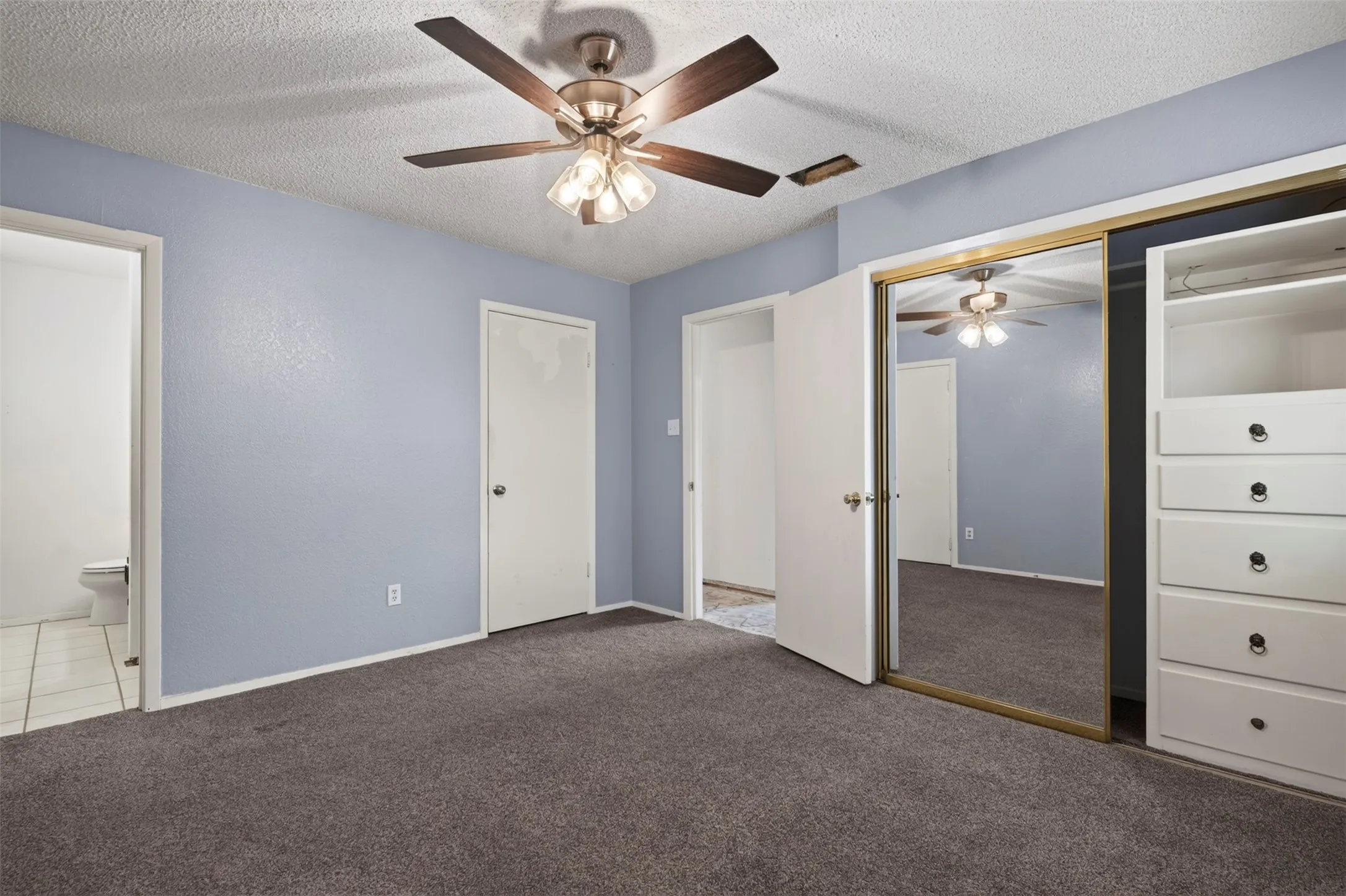 Ceiling fan with integrated lighting