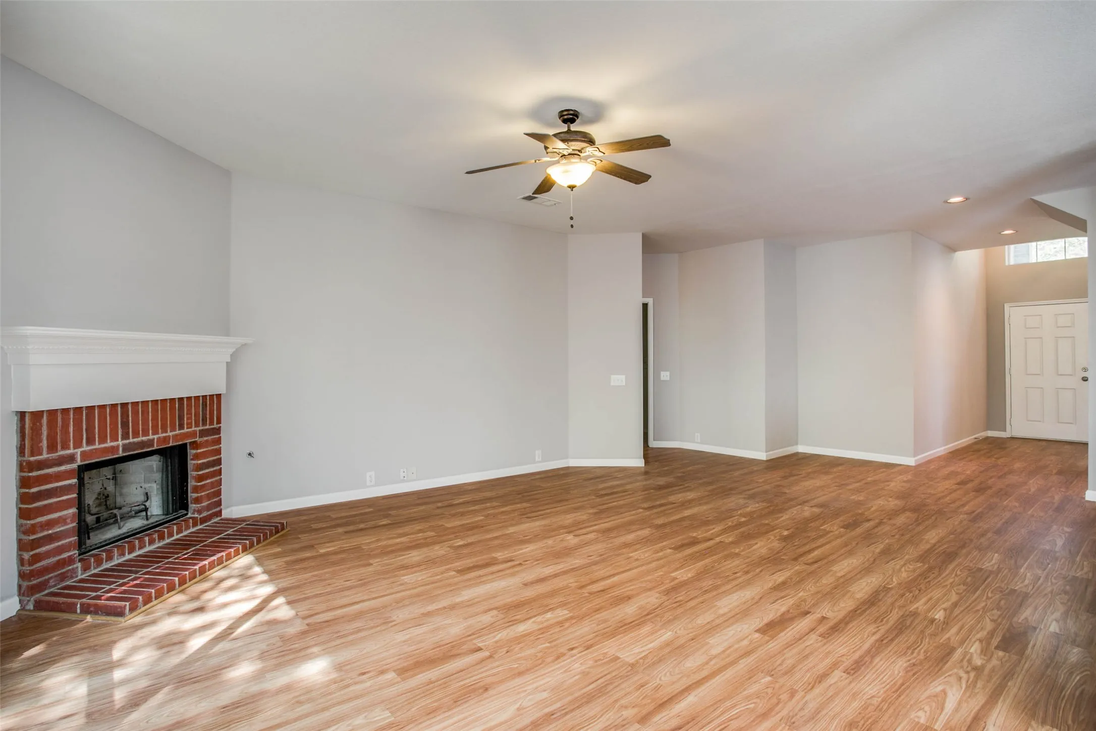 Single Family Residence For Sale in Rockwall County , 449 Sausalito Drive, Rockwall, Texas 75087, 5 Bedroom, 3 Bathroom, 2 Garage spaces, 3,036 Sqft, built in 2003, mls#21379906, Real Estate Agent in Rockwall, Homes For Sale in Rockwall county, Homes For Sale in Rockwall, Realtor in Rockwall Texas, Real Estate Brokerage Independent Realty Texas, Luminita Cordes Realtor
