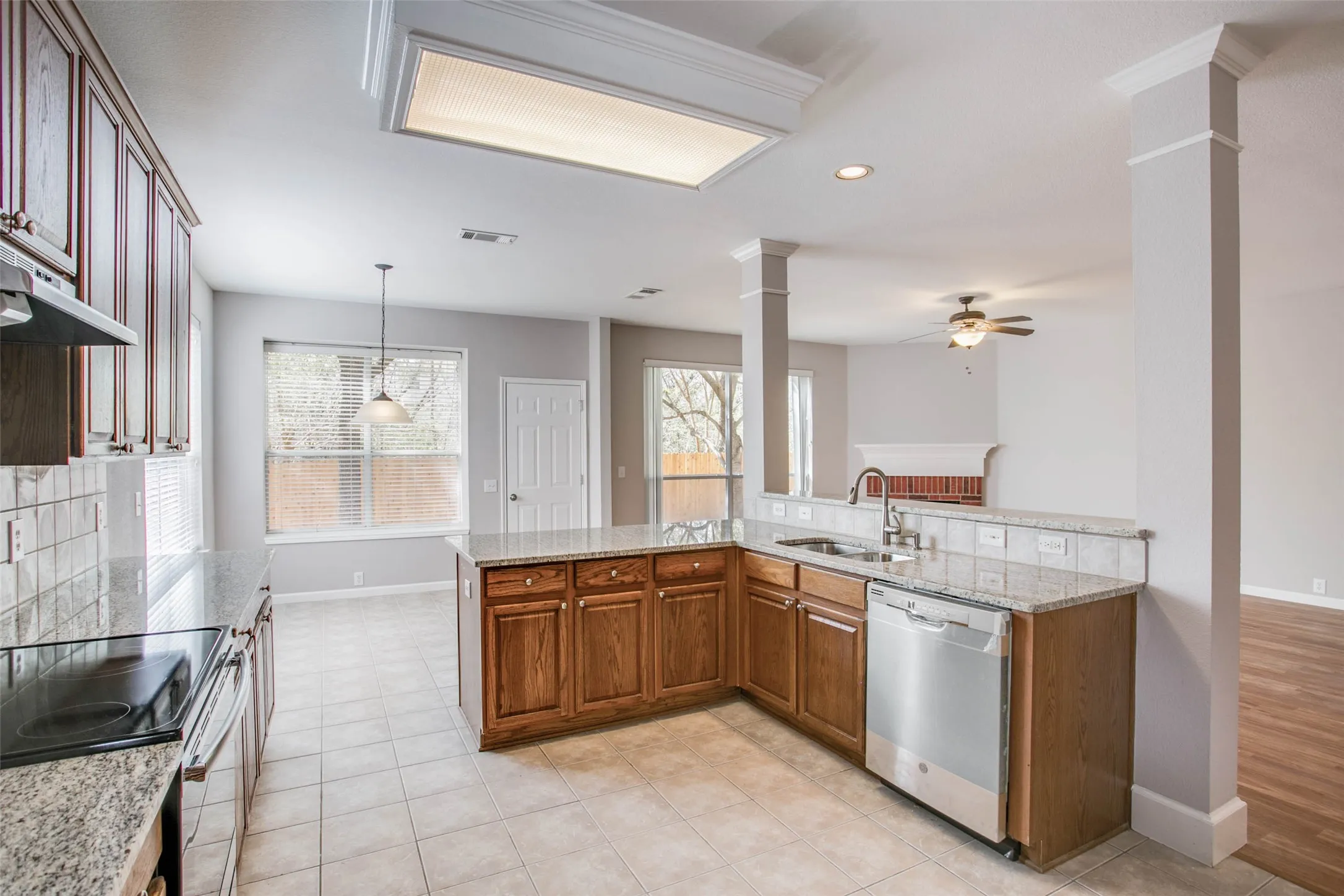 Single Family Residence For Sale in Rockwall County , 449 Sausalito Drive, Rockwall, Texas 75087, 5 Bedroom, 3 Bathroom, 2 Garage spaces, 3,036 Sqft, built in 2003, mls#21379906, Real Estate Agent in Rockwall, Homes For Sale in Rockwall county, Homes For Sale in Rockwall, Realtor in Rockwall Texas, Real Estate Brokerage Independent Realty Texas, Luminita Cordes Realtor