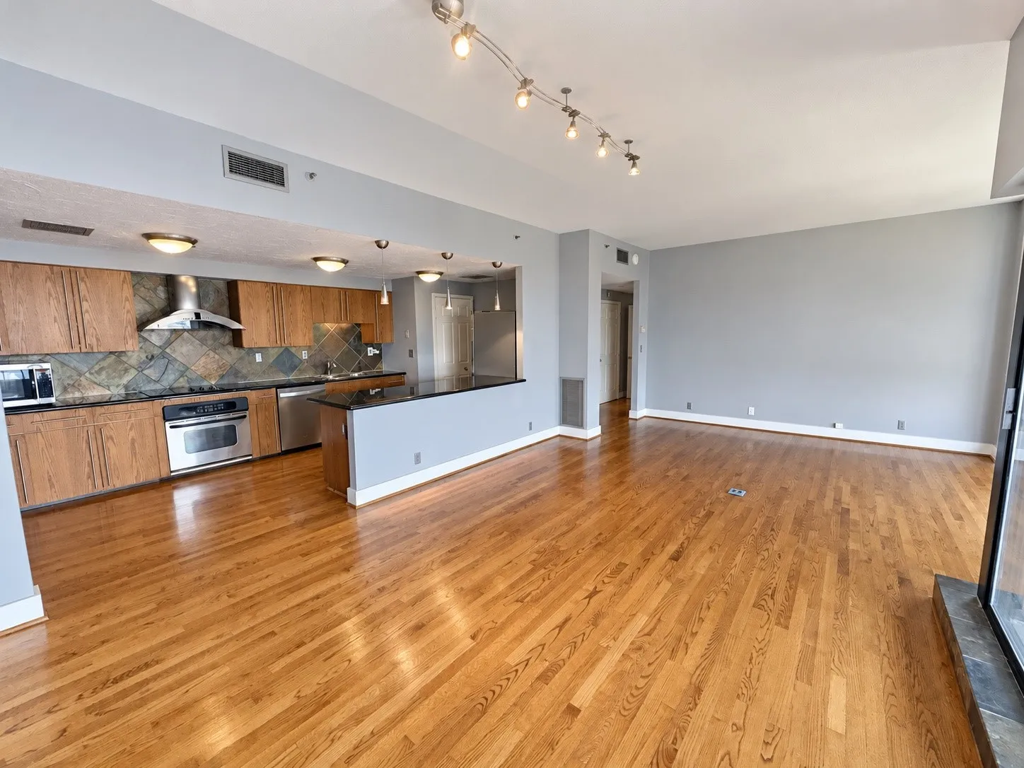 Condominium For Rent in Dallas County , 3030 Mckinney Avenue 1703, Dallas, Texas 75204, 2 Bedroom, 2 Bathroom, 2 Garage spaces, 1,353 Sqft, built in 1981, mls#21379907, Real Estate Agent in Dallas, Homes For Rent in Dallas county, Homes For Rent in Dallas, Realtor in Dallas Texas, Real Estate Brokerage Independent Realty Texas, Luminita Cordes Realtor