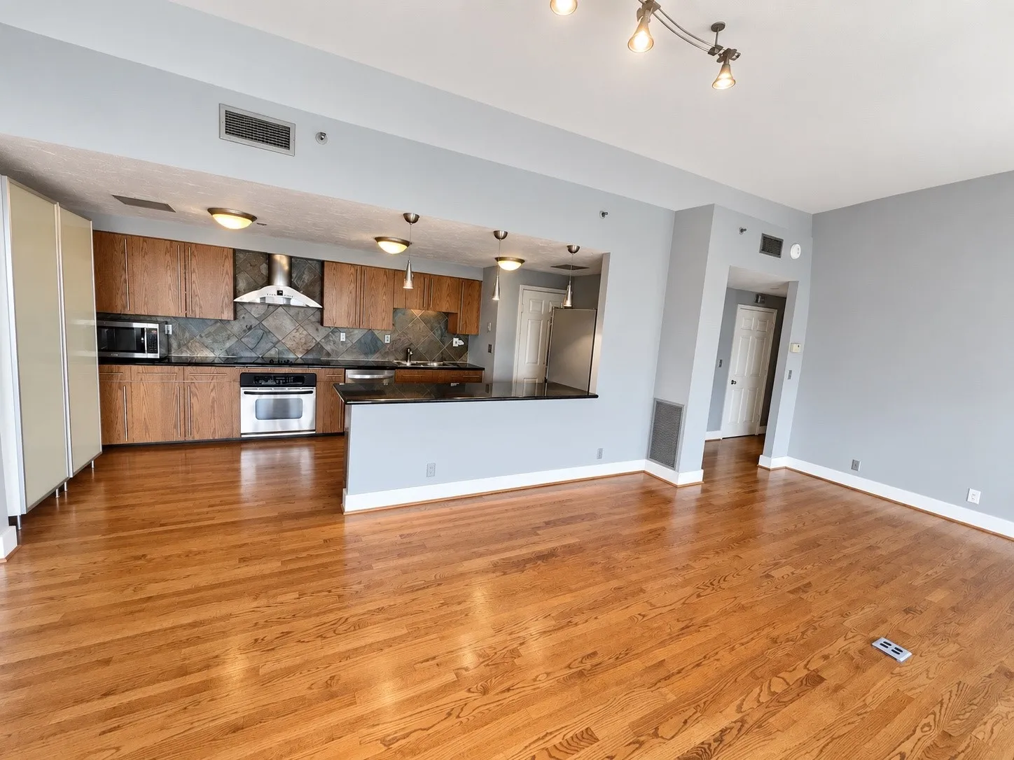 Condominium For Rent in Dallas County , 3030 Mckinney Avenue 1703, Dallas, Texas 75204, 2 Bedroom, 2 Bathroom, 2 Garage spaces, 1,353 Sqft, built in 1981, mls#21379907, Real Estate Agent in Dallas, Homes For Rent in Dallas county, Homes For Rent in Dallas, Realtor in Dallas Texas, Real Estate Brokerage Independent Realty Texas, Luminita Cordes Realtor