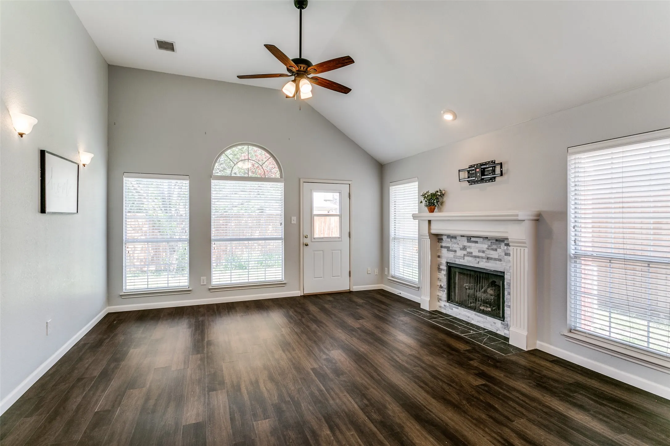 Single Family Residence For Rent in Denton County , 2107 Amherst Drive, Lewisville, Texas 75067, 3 Bedroom, 2 Bathroom, 2 Garage spaces, 1,372 Sqft, built in 1993, mls#21379772, Real Estate Agent in Lewisville, Homes For Rent in Denton county, Homes For Rent in Lewisville, Realtor in Lewisville Texas, Real Estate Brokerage Independent Realty Texas, Luminita Cordes Realtor