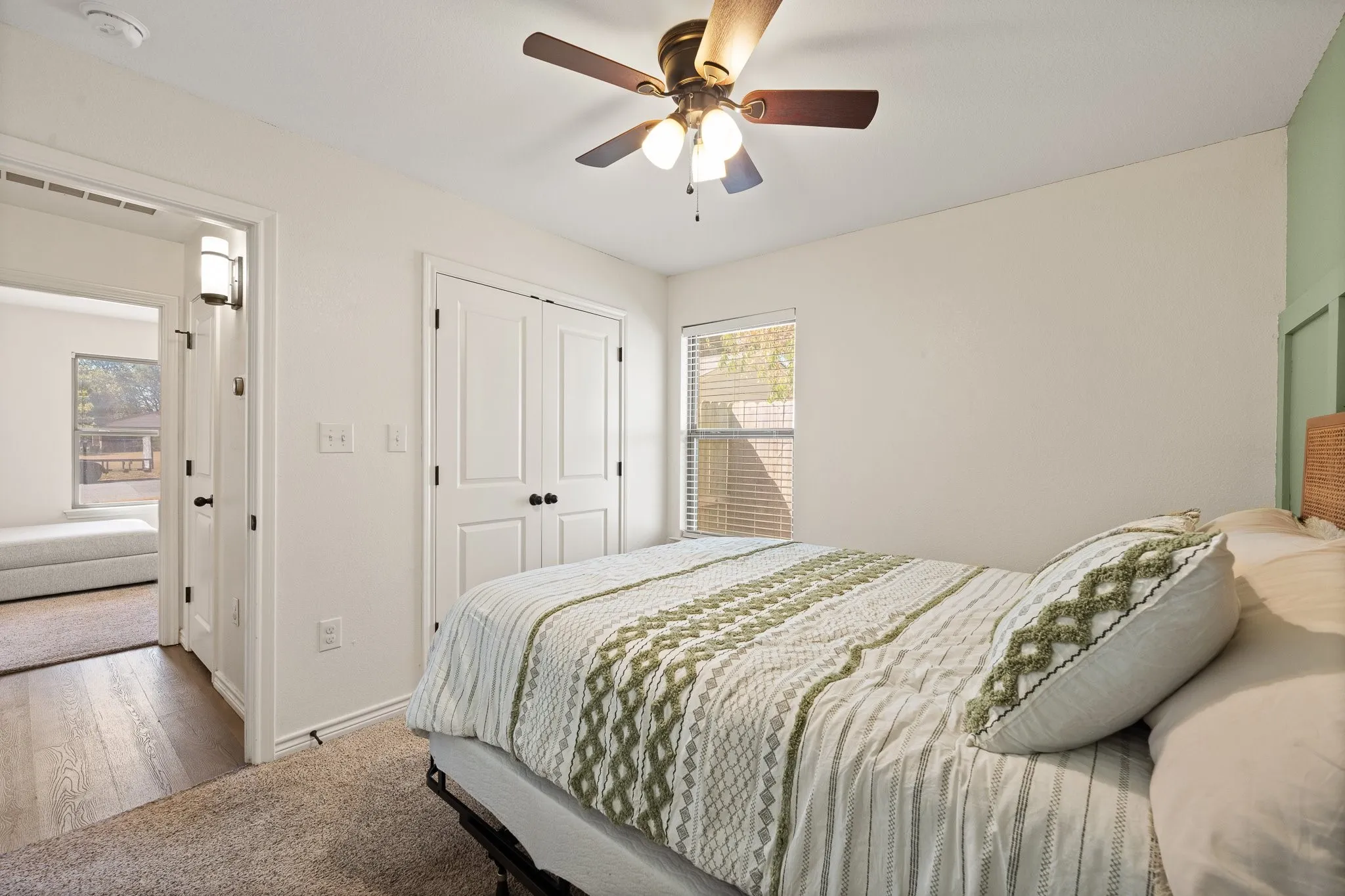 Ceiling fan with light fixture