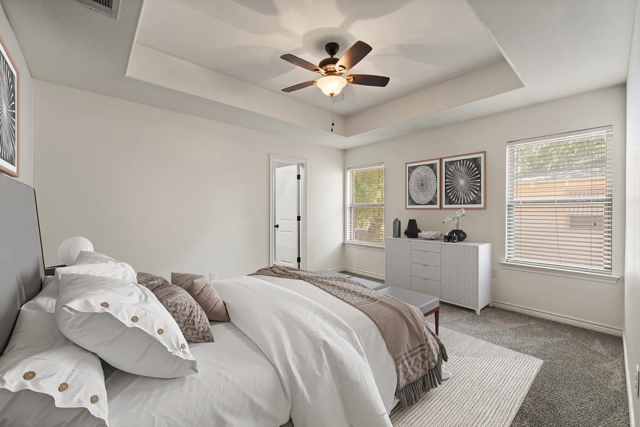 Tray ceiling with a ceiling fan