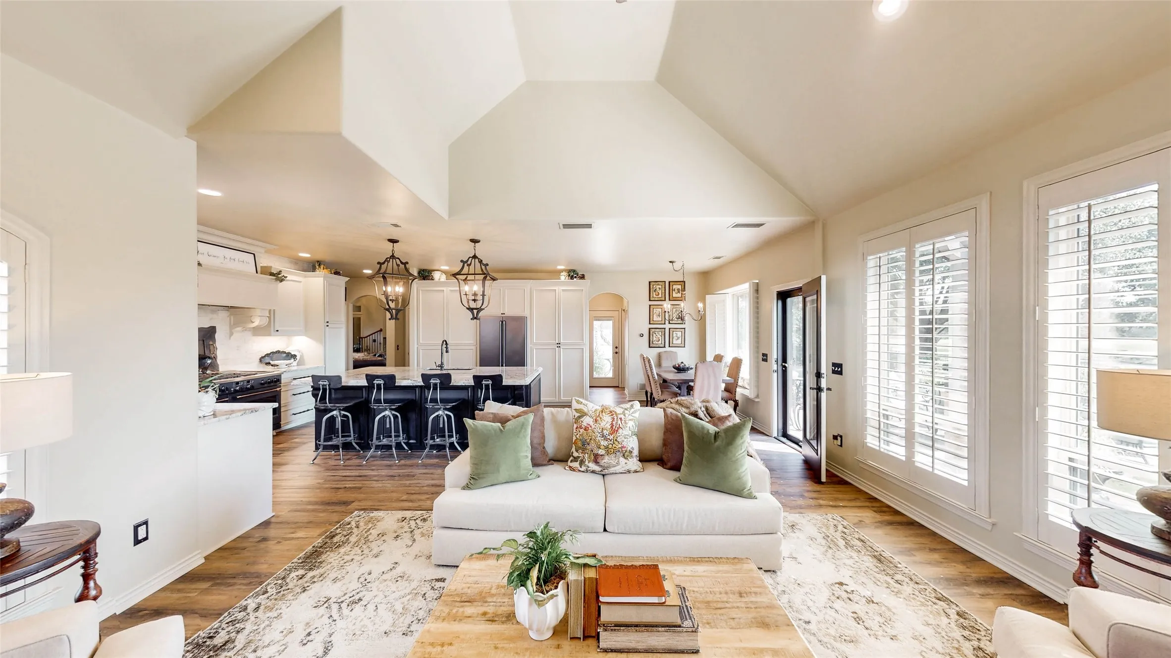 Single Family Residence For Sale in Denton County , 4805 Rangewood Drive, Flower Mound, Texas 75028, 4 Bedroom, 4 Bathroom, 3 Garage spaces, 3,591 Sqft, built in 2001, mls#21379912, Real Estate Agent in Flower Mound, Homes For Sale in Denton county, Homes For Sale in Flower Mound, Realtor in Flower Mound Texas, Real Estate Brokerage Independent Realty Texas, Luminita Cordes Realtor