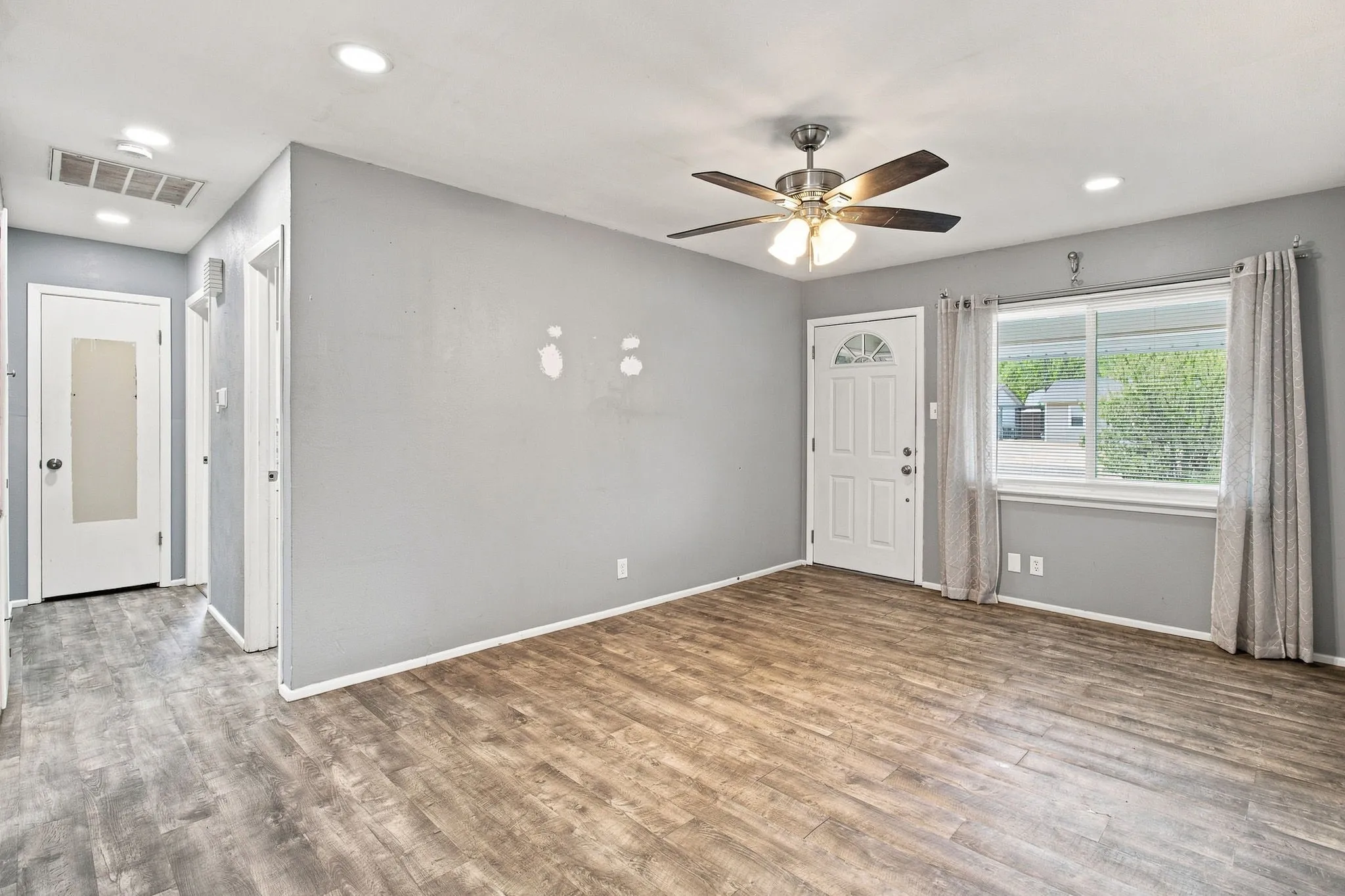 Single Family Residence For Sale in Tarrant County , 804 Aransas Drive, Euless, Texas 76039, 3 Bedroom, 1 Bathroom, 1 Garage spaces, 936 Sqft, built in 1962, mls#21353341, Real Estate Agent in Euless, Homes For Sale in Tarrant county, Homes For Sale in Euless, Realtor in Euless Texas, Real Estate Brokerage Independent Realty Texas, Luminita Cordes Realtor
