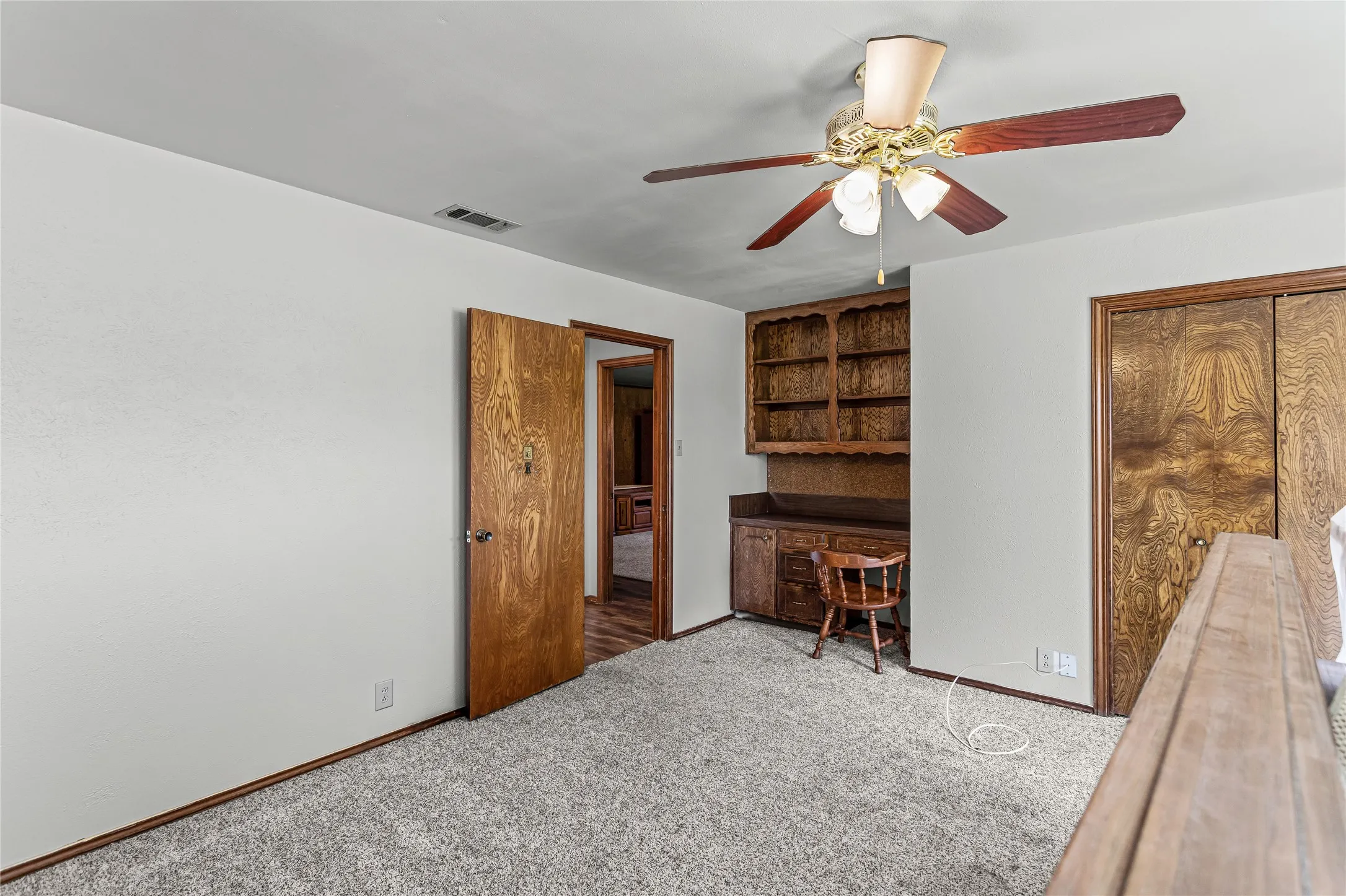 Middle bedroom desk