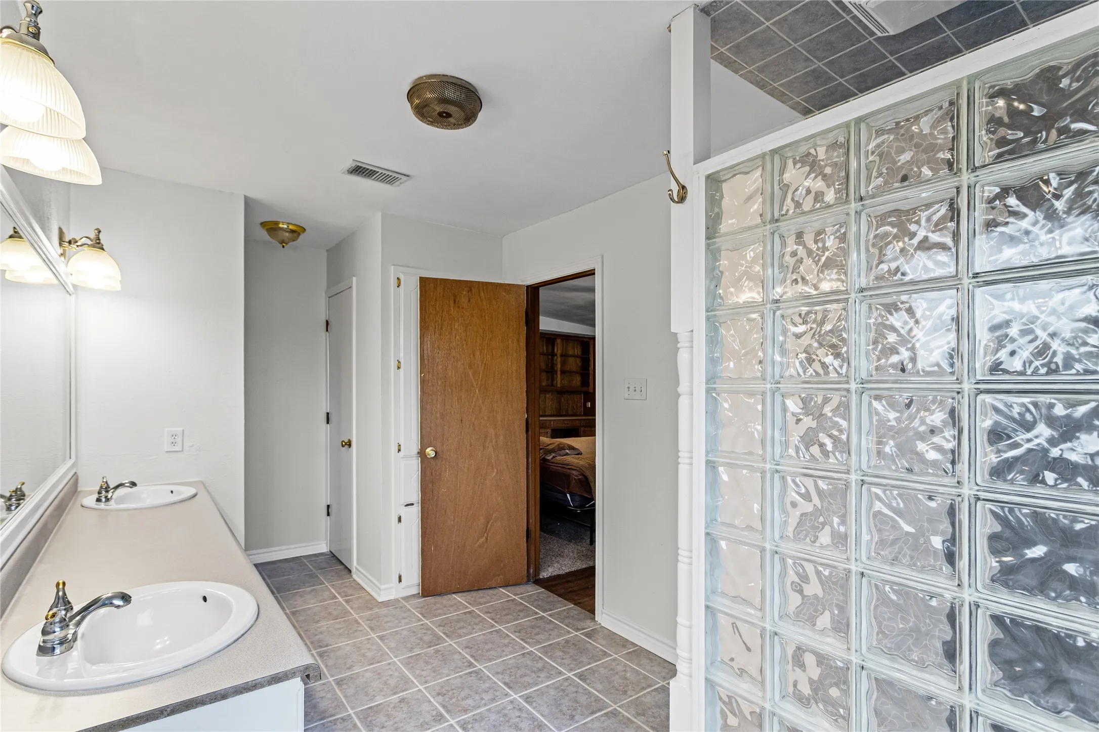 Single Family Residence For Sale in Johnson County , 7125 S Highway 171 Highway, Grandview, Texas 76050, 0, 4 Bathroom, Garage spaces, 2,865 Sqft, built in 1975, mls#21377503, Real Estate Agent in Grandview, Homes For Sale in Johnson county, Homes For Sale in Grandview, Realtor in Grandview Texas, Real Estate Brokerage Independent Realty Texas, Luminita Cordes Realtor