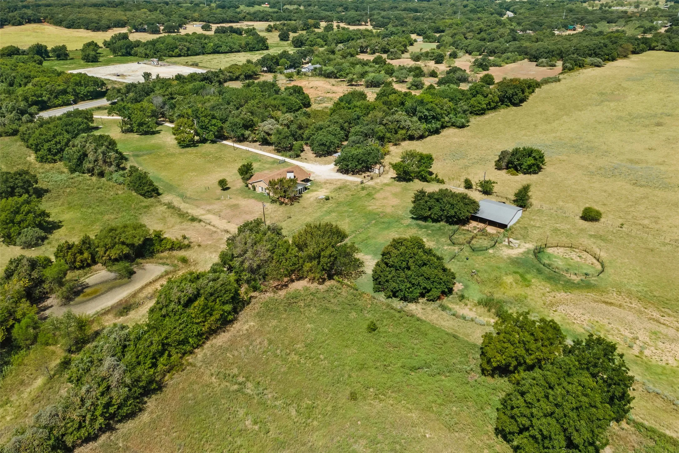 Single Family Residence For Sale in Johnson County , 7125 S Highway 171 Highway, Grandview, Texas 76050, 0, 4 Bathroom, Garage spaces, 2,865 Sqft, built in 1975, mls#21377503, Real Estate Agent in Grandview, Homes For Sale in Johnson county, Homes For Sale in Grandview, Realtor in Grandview Texas, Real Estate Brokerage Independent Realty Texas, Luminita Cordes Realtor