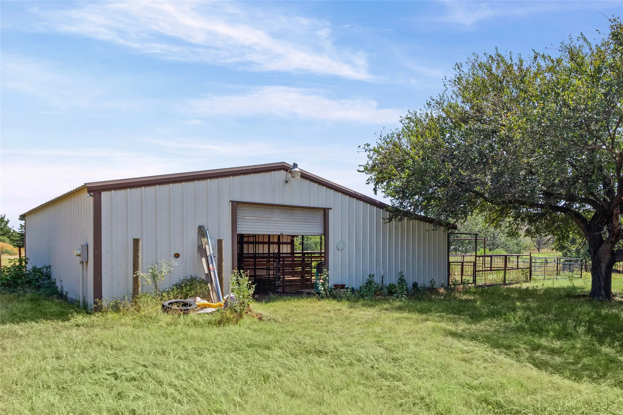 Single Family Residence For Sale in Johnson County , 7125 S Highway 171 Highway, Grandview, Texas 76050, 0, 4 Bathroom, Garage spaces, 2,865 Sqft, built in 1975, mls#21377503, Real Estate Agent in Grandview, Homes For Sale in Johnson county, Homes For Sale in Grandview, Realtor in Grandview Texas, Real Estate Brokerage Independent Realty Texas, Luminita Cordes Realtor