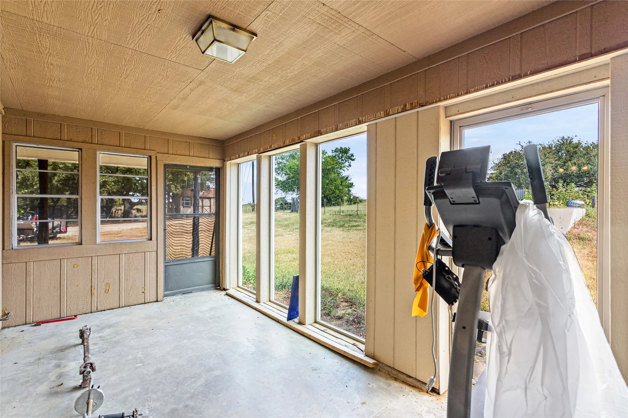 Single Family Residence For Sale in Johnson County , 7125 S Highway 171 Highway, Grandview, Texas 76050, 0, 4 Bathroom, Garage spaces, 2,865 Sqft, built in 1975, mls#21377503, Real Estate Agent in Grandview, Homes For Sale in Johnson county, Homes For Sale in Grandview, Realtor in Grandview Texas, Real Estate Brokerage Independent Realty Texas, Luminita Cordes Realtor
