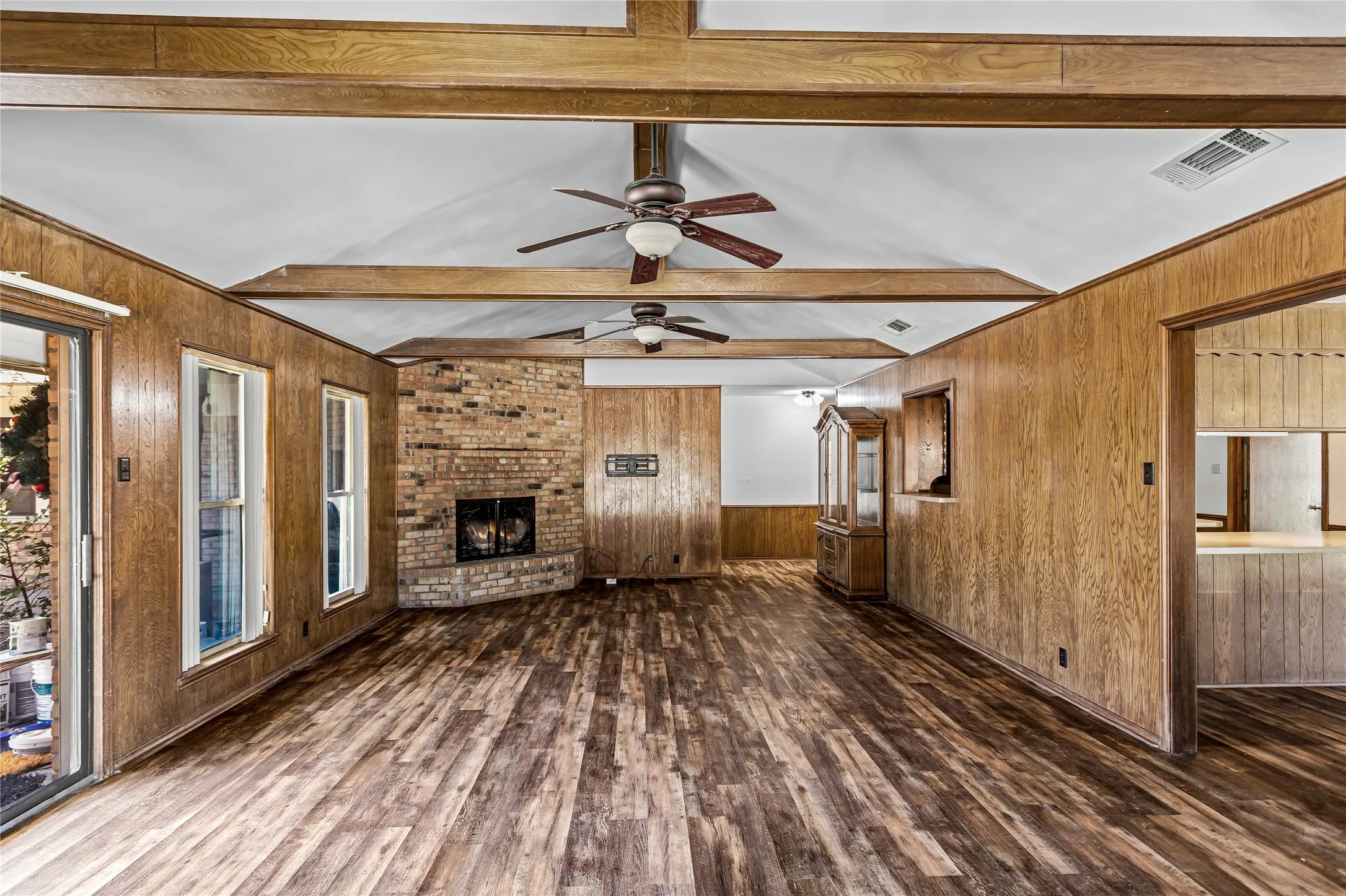 Single Family Residence For Sale in Johnson County , 7125 S Highway 171 Highway, Grandview, Texas 76050, 0, 4 Bathroom, Garage spaces, 2,865 Sqft, built in 1975, mls#21377503, Real Estate Agent in Grandview, Homes For Sale in Johnson county, Homes For Sale in Grandview, Realtor in Grandview Texas, Real Estate Brokerage Independent Realty Texas, Luminita Cordes Realtor