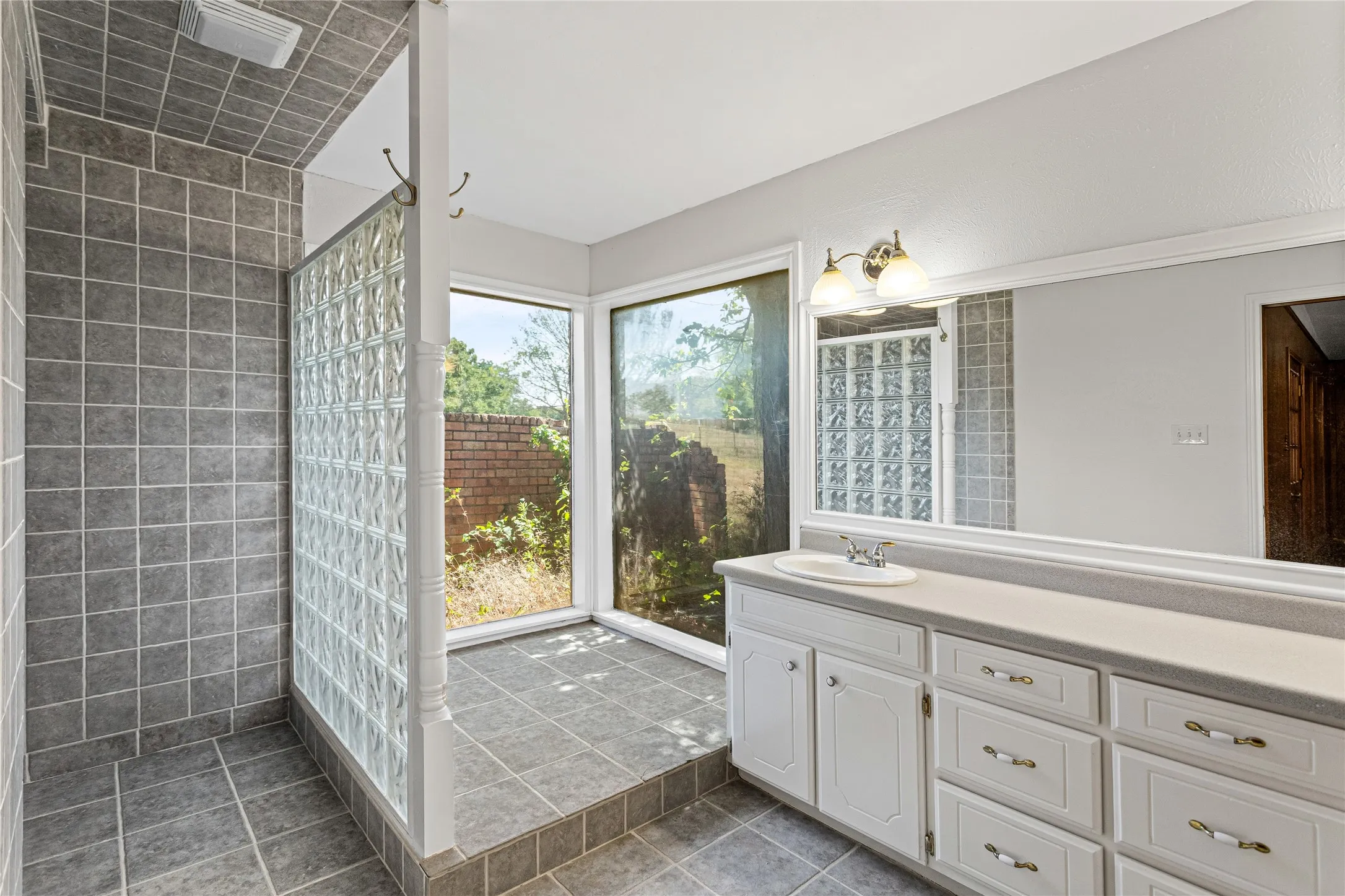 Single Family Residence For Sale in Johnson County , 7125 S Highway 171 Highway, Grandview, Texas 76050, 0, 4 Bathroom, Garage spaces, 2,865 Sqft, built in 1975, mls#21377503, Real Estate Agent in Grandview, Homes For Sale in Johnson county, Homes For Sale in Grandview, Realtor in Grandview Texas, Real Estate Brokerage Independent Realty Texas, Luminita Cordes Realtor