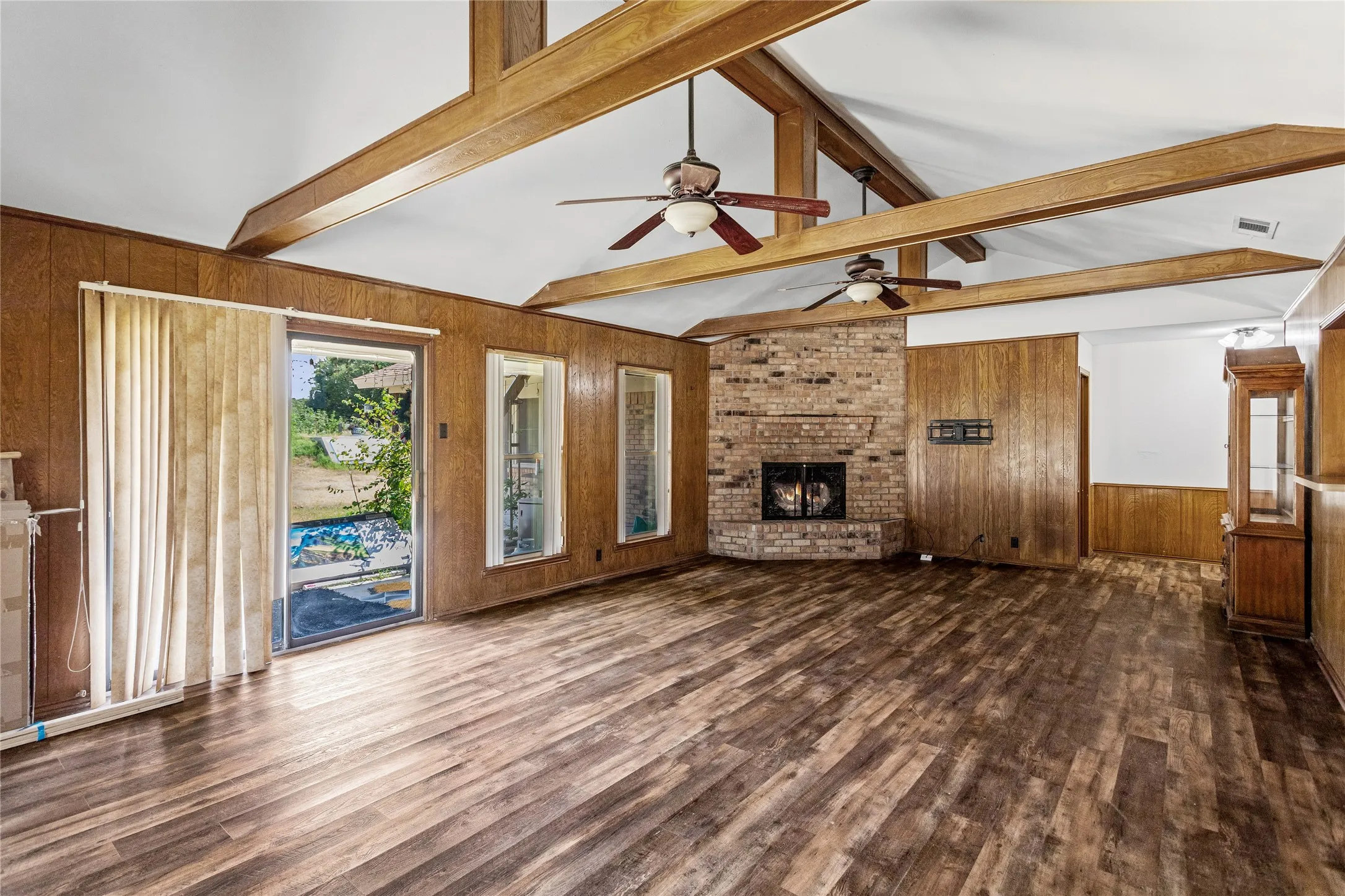Single Family Residence For Sale in Johnson County , 7125 S Highway 171 Highway, Grandview, Texas 76050, 0, 4 Bathroom, Garage spaces, 2,865 Sqft, built in 1975, mls#21377503, Real Estate Agent in Grandview, Homes For Sale in Johnson county, Homes For Sale in Grandview, Realtor in Grandview Texas, Real Estate Brokerage Independent Realty Texas, Luminita Cordes Realtor