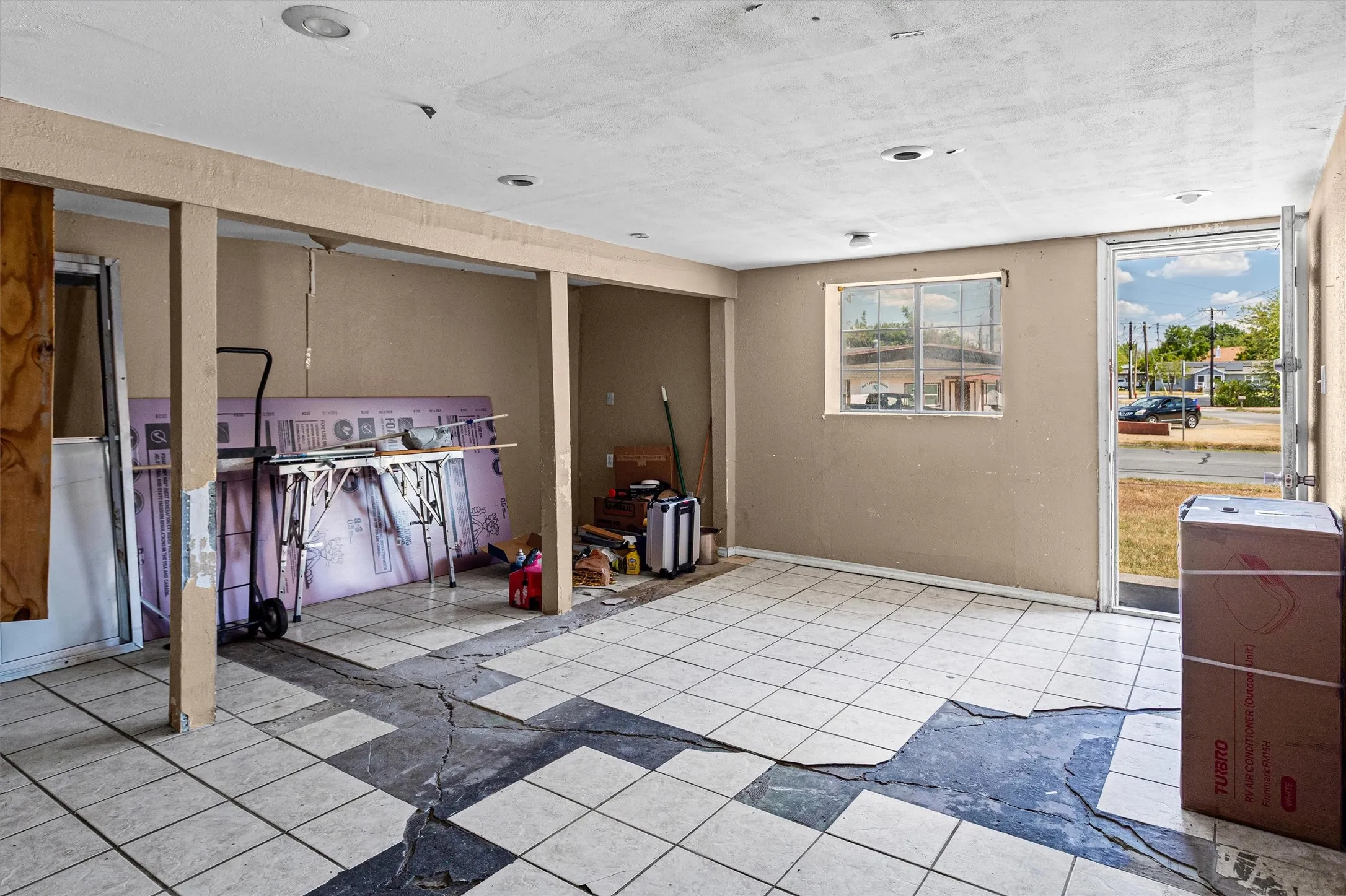 Single Family Residence For Sale in Tarrant County , 612 Meadow Park Drive, White Settlement, Texas 76108, 4 Bedroom, 3 Bathroom, Garage spaces, 2,285 Sqft, built in 1960, mls#21379901, Real Estate Agent in White Settlement, Homes For Sale in Tarrant county, Homes For Sale in White Settlement, Realtor in White Settlement Texas, Real Estate Brokerage Independent Realty Texas, Luminita Cordes Realtor