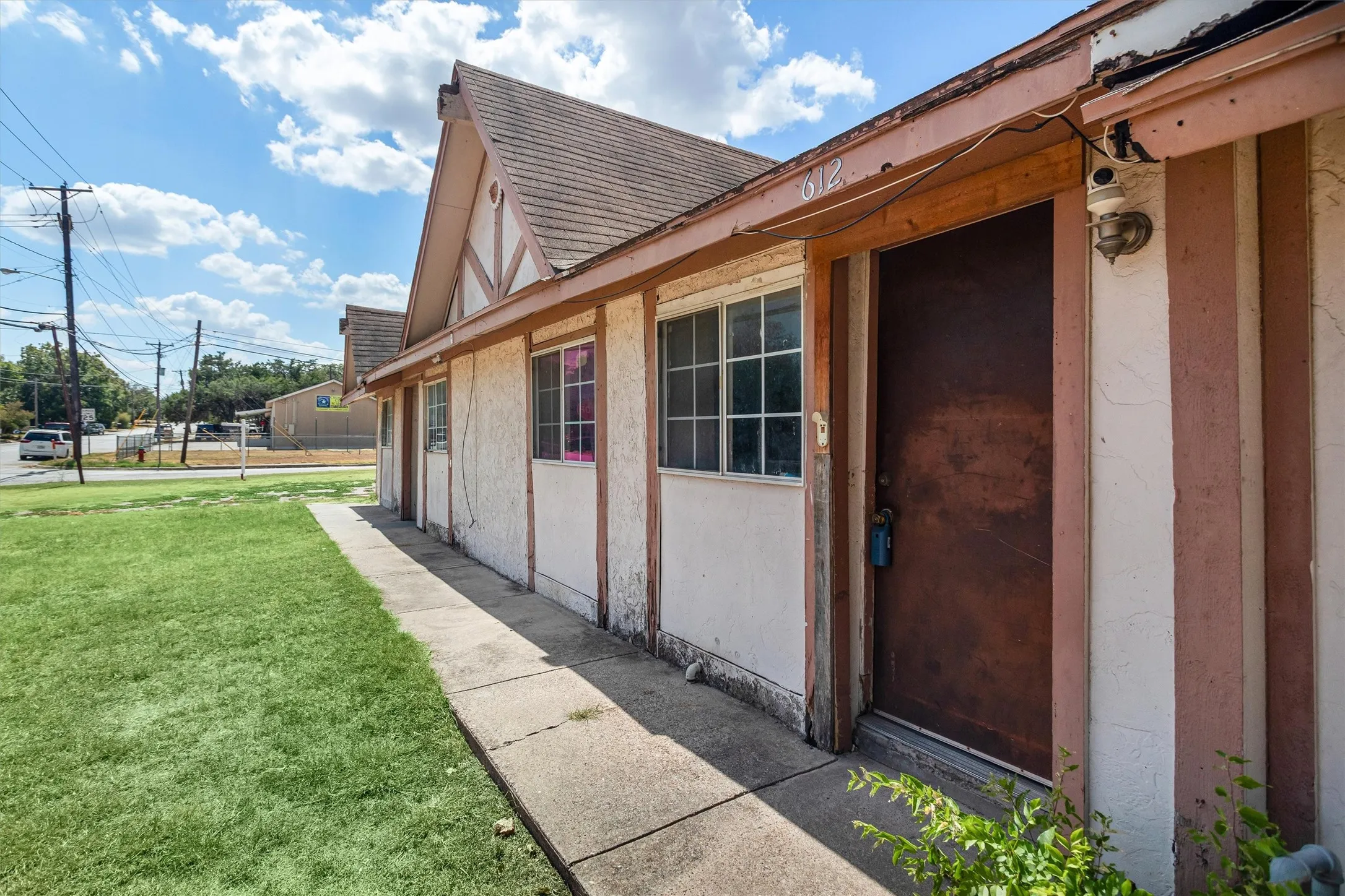 Single Family Residence For Sale in Tarrant County , 612 Meadow Park Drive, White Settlement, Texas 76108, 4 Bedroom, 3 Bathroom, Garage spaces, 2,285 Sqft, built in 1960, mls#21379901, Real Estate Agent in White Settlement, Homes For Sale in Tarrant county, Homes For Sale in White Settlement, Realtor in White Settlement Texas, Real Estate Brokerage Independent Realty Texas, Luminita Cordes Realtor