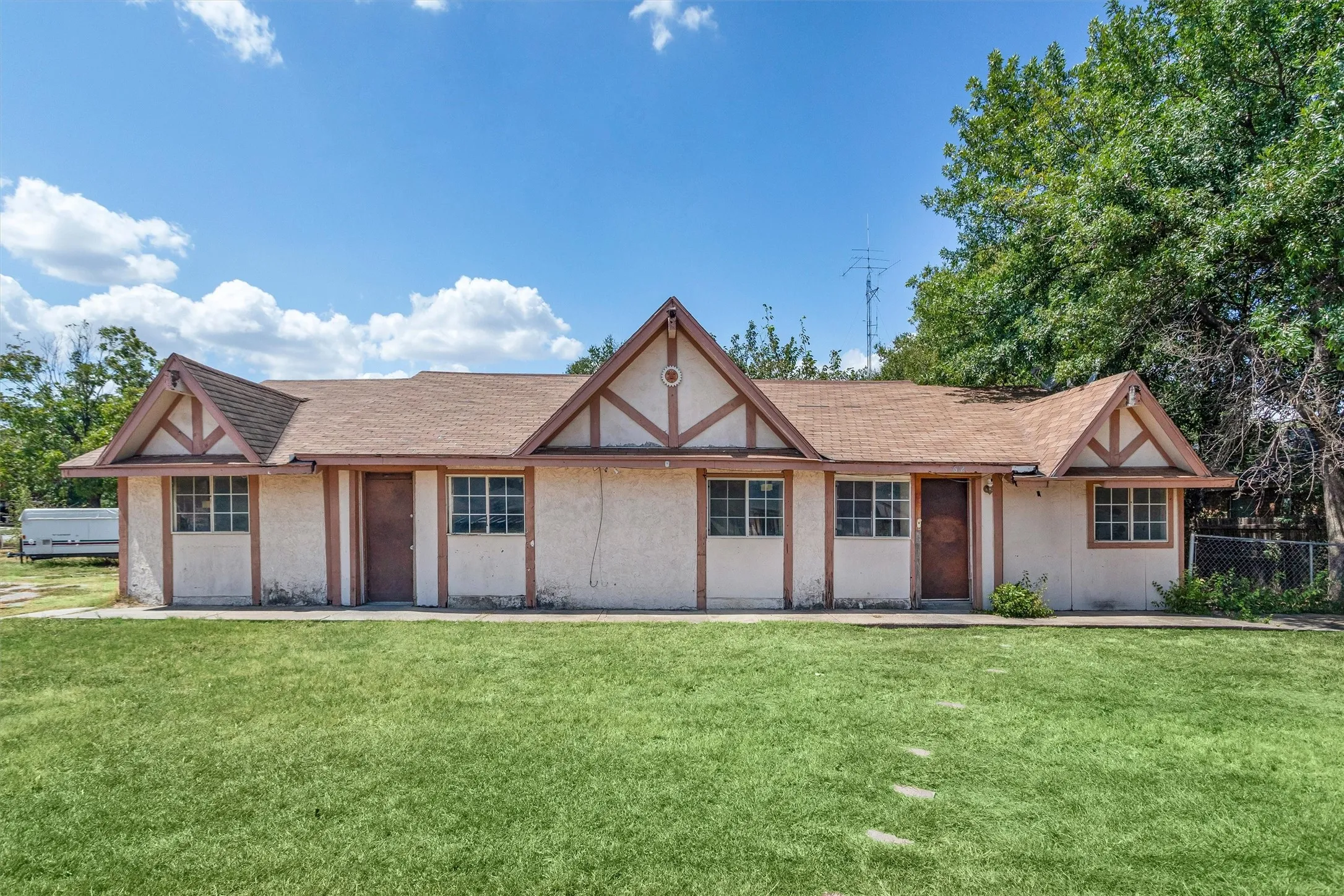 Single Family Residence For Sale in Tarrant County , 612 Meadow Park Drive, White Settlement, Texas 76108, 4 Bedroom, 3 Bathroom, Garage spaces, 2,285 Sqft, built in 1960, mls#21379901, Real Estate Agent in White Settlement, Homes For Sale in Tarrant county, Homes For Sale in White Settlement, Realtor in White Settlement Texas, Real Estate Brokerage Independent Realty Texas, Luminita Cordes Realtor