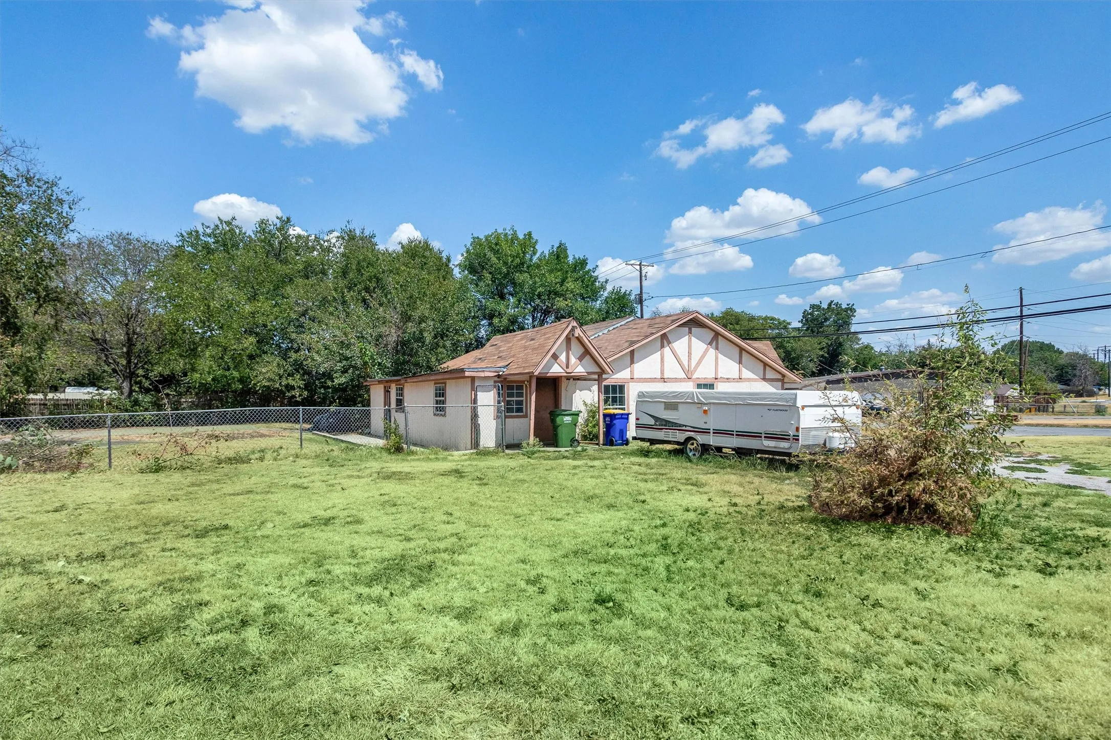 Single Family Residence For Sale in Tarrant County , 612 Meadow Park Drive, White Settlement, Texas 76108, 4 Bedroom, 3 Bathroom, Garage spaces, 2,285 Sqft, built in 1960, mls#21379901, Real Estate Agent in White Settlement, Homes For Sale in Tarrant county, Homes For Sale in White Settlement, Realtor in White Settlement Texas, Real Estate Brokerage Independent Realty Texas, Luminita Cordes Realtor