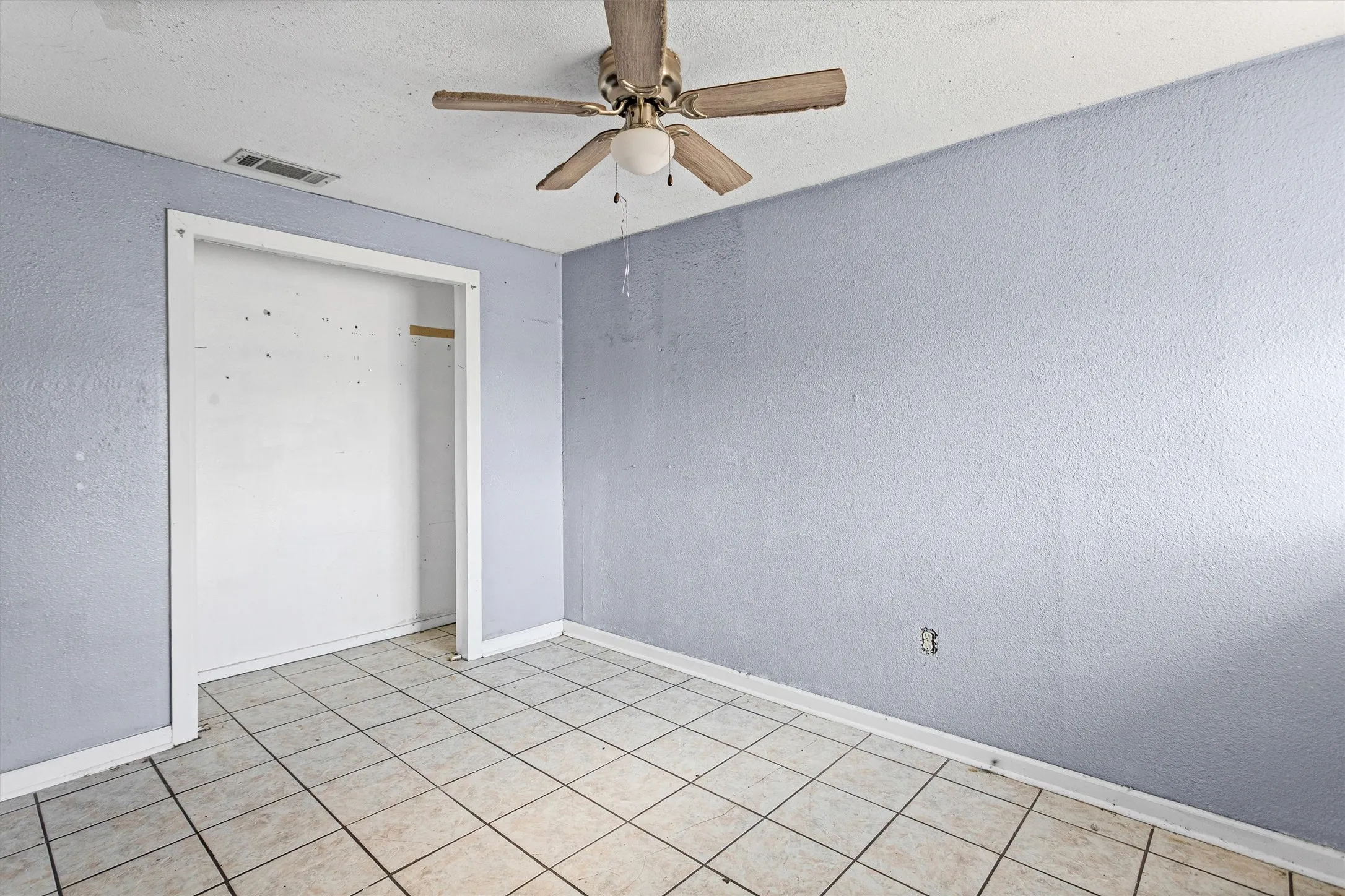 Single Family Residence For Sale in Tarrant County , 612 Meadow Park Drive, White Settlement, Texas 76108, 4 Bedroom, 3 Bathroom, Garage spaces, 2,285 Sqft, built in 1960, mls#21379901, Real Estate Agent in White Settlement, Homes For Sale in Tarrant county, Homes For Sale in White Settlement, Realtor in White Settlement Texas, Real Estate Brokerage Independent Realty Texas, Luminita Cordes Realtor