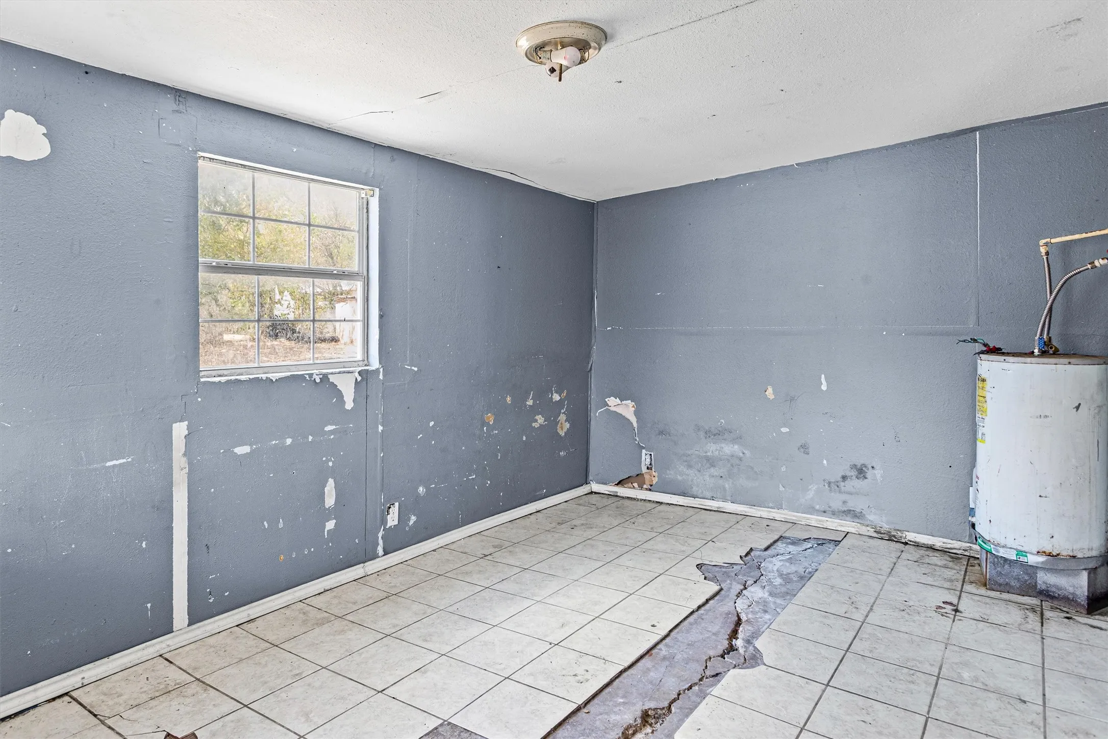Single Family Residence For Sale in Tarrant County , 612 Meadow Park Drive, White Settlement, Texas 76108, 4 Bedroom, 3 Bathroom, Garage spaces, 2,285 Sqft, built in 1960, mls#21379901, Real Estate Agent in White Settlement, Homes For Sale in Tarrant county, Homes For Sale in White Settlement, Realtor in White Settlement Texas, Real Estate Brokerage Independent Realty Texas, Luminita Cordes Realtor