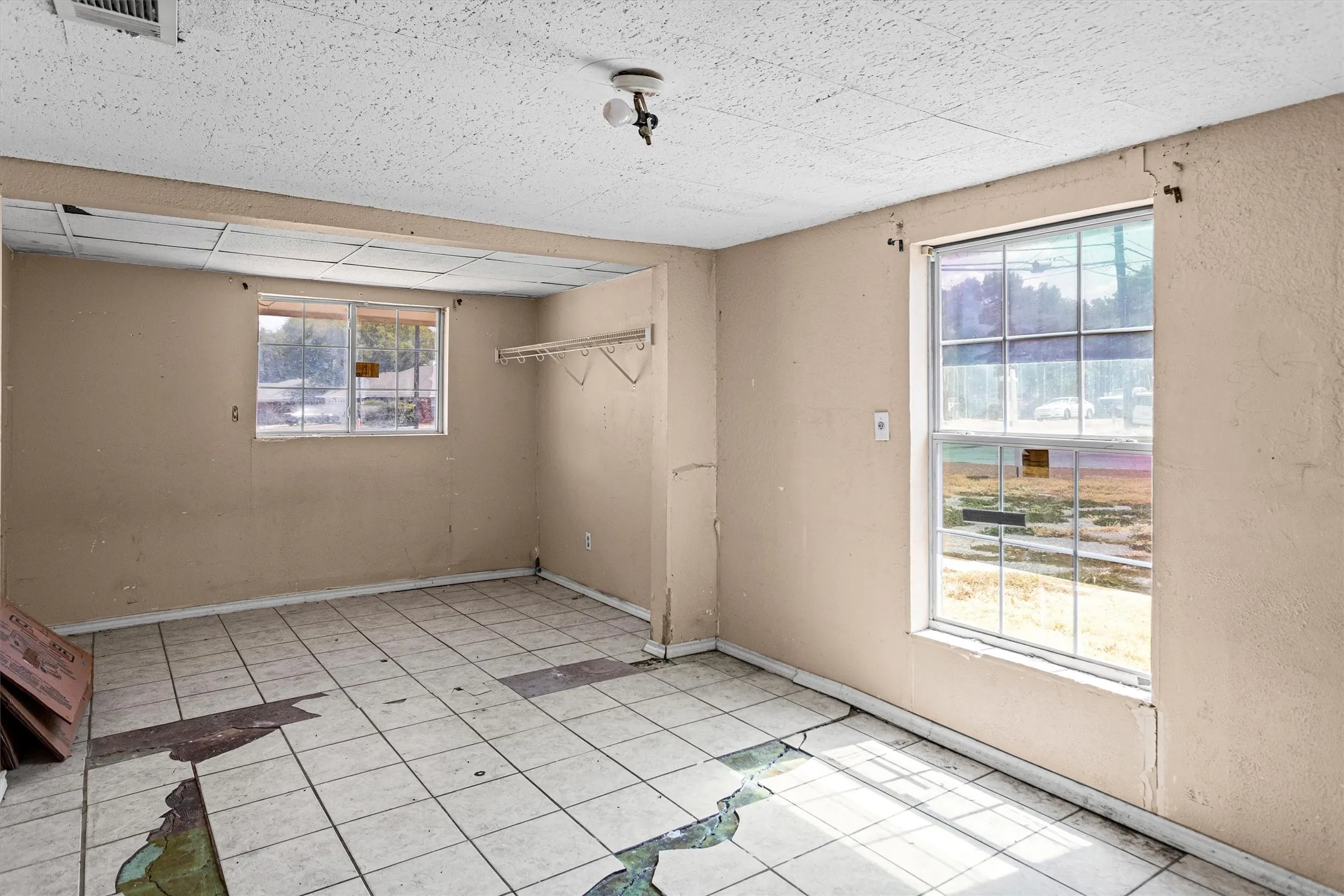 Single Family Residence For Sale in Tarrant County , 612 Meadow Park Drive, White Settlement, Texas 76108, 4 Bedroom, 3 Bathroom, Garage spaces, 2,285 Sqft, built in 1960, mls#21379901, Real Estate Agent in White Settlement, Homes For Sale in Tarrant county, Homes For Sale in White Settlement, Realtor in White Settlement Texas, Real Estate Brokerage Independent Realty Texas, Luminita Cordes Realtor