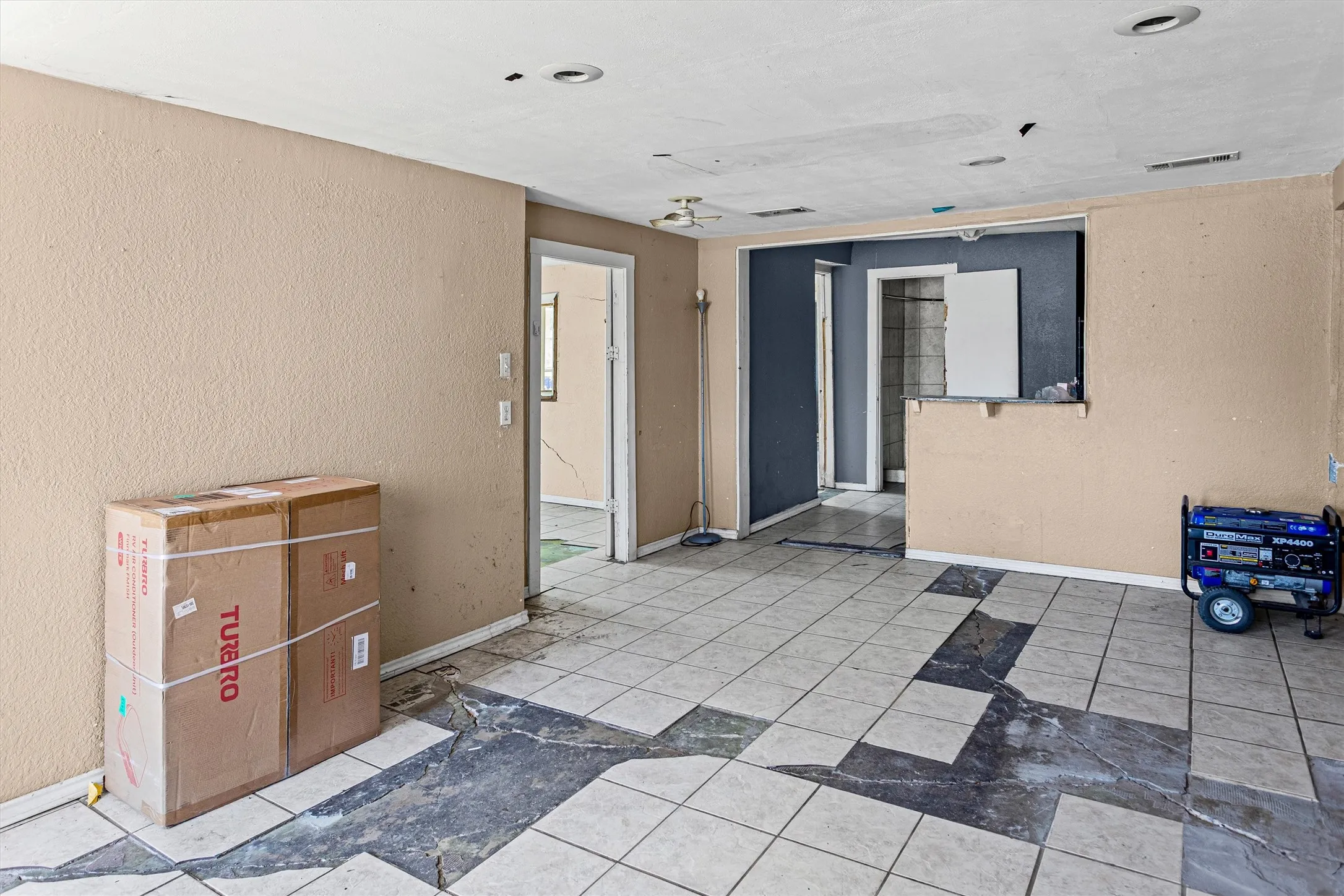 Single Family Residence For Sale in Tarrant County , 612 Meadow Park Drive, White Settlement, Texas 76108, 4 Bedroom, 3 Bathroom, Garage spaces, 2,285 Sqft, built in 1960, mls#21379901, Real Estate Agent in White Settlement, Homes For Sale in Tarrant county, Homes For Sale in White Settlement, Realtor in White Settlement Texas, Real Estate Brokerage Independent Realty Texas, Luminita Cordes Realtor