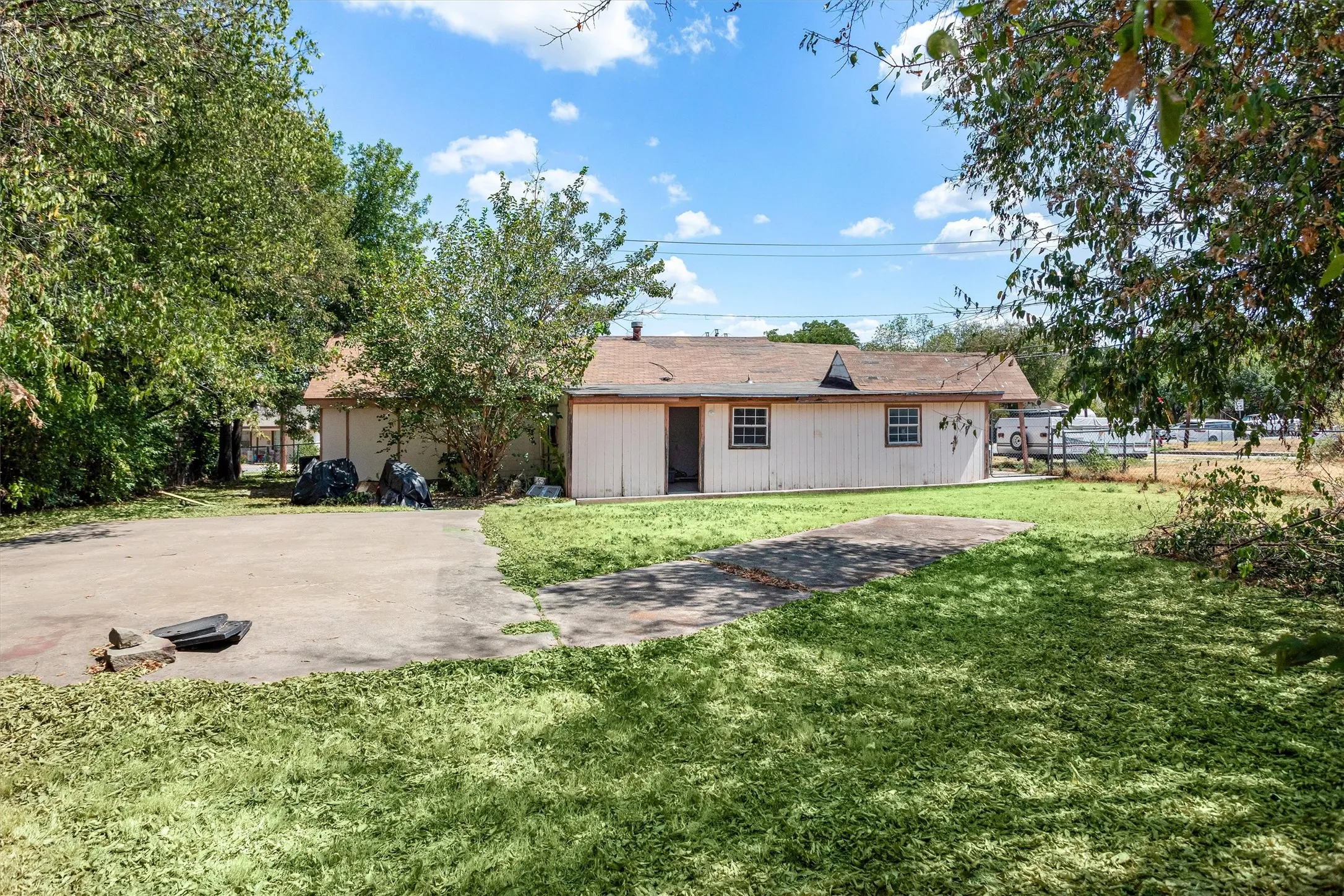 Single Family Residence For Sale in Tarrant County , 612 Meadow Park Drive, White Settlement, Texas 76108, 4 Bedroom, 3 Bathroom, Garage spaces, 2,285 Sqft, built in 1960, mls#21379901, Real Estate Agent in White Settlement, Homes For Sale in Tarrant county, Homes For Sale in White Settlement, Realtor in White Settlement Texas, Real Estate Brokerage Independent Realty Texas, Luminita Cordes Realtor