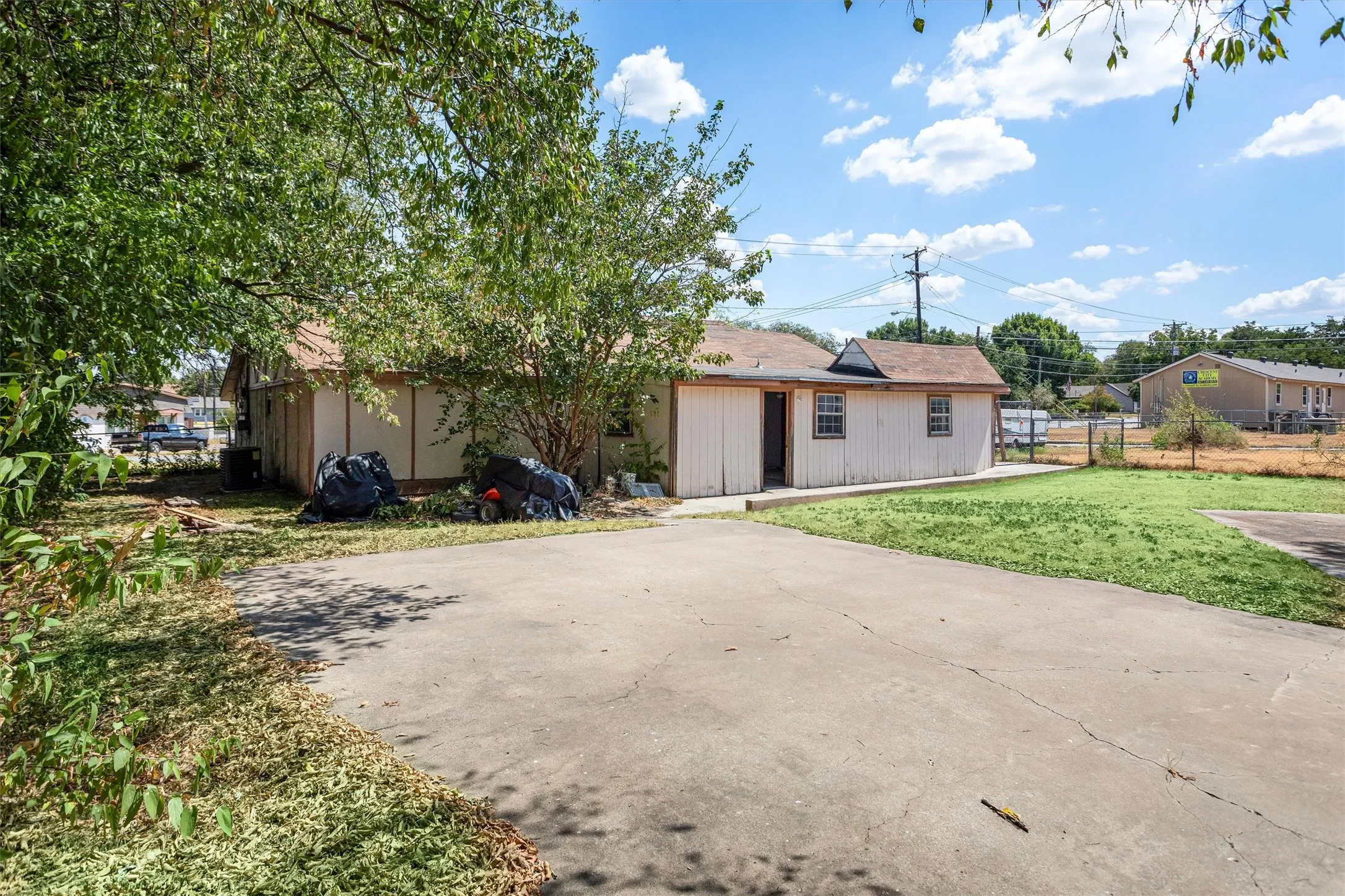 Single Family Residence For Sale in Tarrant County , 612 Meadow Park Drive, White Settlement, Texas 76108, 4 Bedroom, 3 Bathroom, Garage spaces, 2,285 Sqft, built in 1960, mls#21379901, Real Estate Agent in White Settlement, Homes For Sale in Tarrant county, Homes For Sale in White Settlement, Realtor in White Settlement Texas, Real Estate Brokerage Independent Realty Texas, Luminita Cordes Realtor
