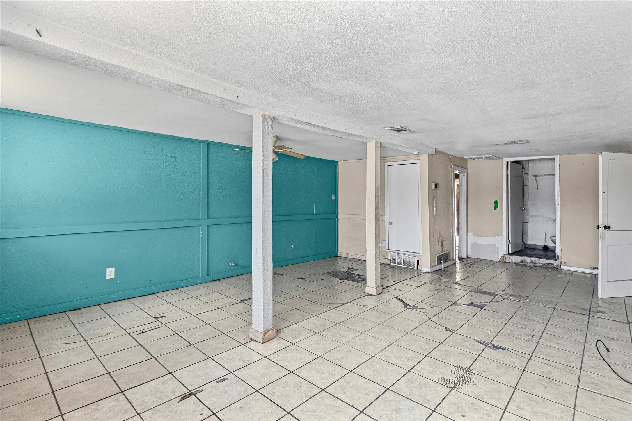 Single Family Residence For Sale in Tarrant County , 612 Meadow Park Drive, White Settlement, Texas 76108, 4 Bedroom, 3 Bathroom, Garage spaces, 2,285 Sqft, built in 1960, mls#21379901, Real Estate Agent in White Settlement, Homes For Sale in Tarrant county, Homes For Sale in White Settlement, Realtor in White Settlement Texas, Real Estate Brokerage Independent Realty Texas, Luminita Cordes Realtor