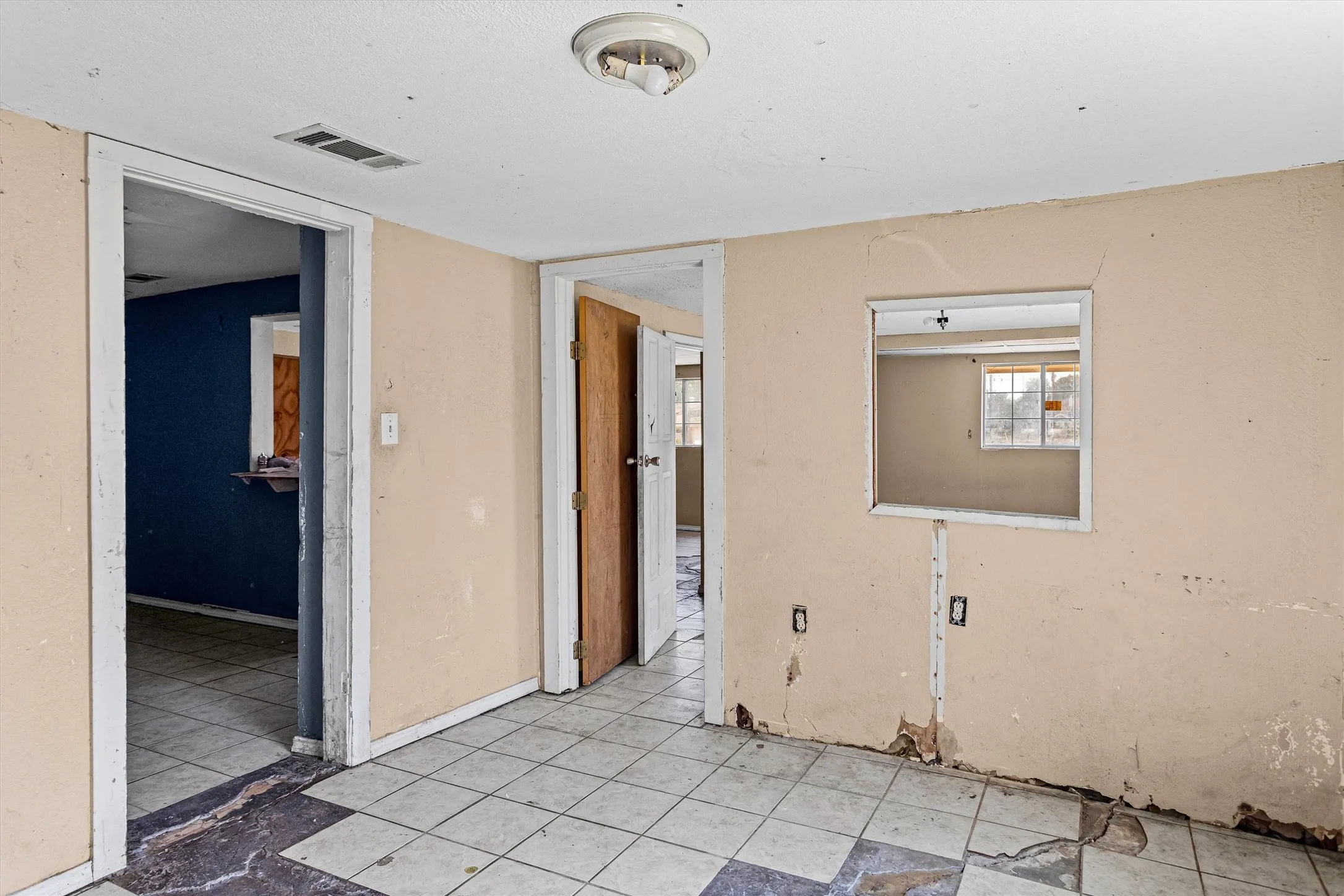 Single Family Residence For Sale in Tarrant County , 612 Meadow Park Drive, White Settlement, Texas 76108, 4 Bedroom, 3 Bathroom, Garage spaces, 2,285 Sqft, built in 1960, mls#21379901, Real Estate Agent in White Settlement, Homes For Sale in Tarrant county, Homes For Sale in White Settlement, Realtor in White Settlement Texas, Real Estate Brokerage Independent Realty Texas, Luminita Cordes Realtor