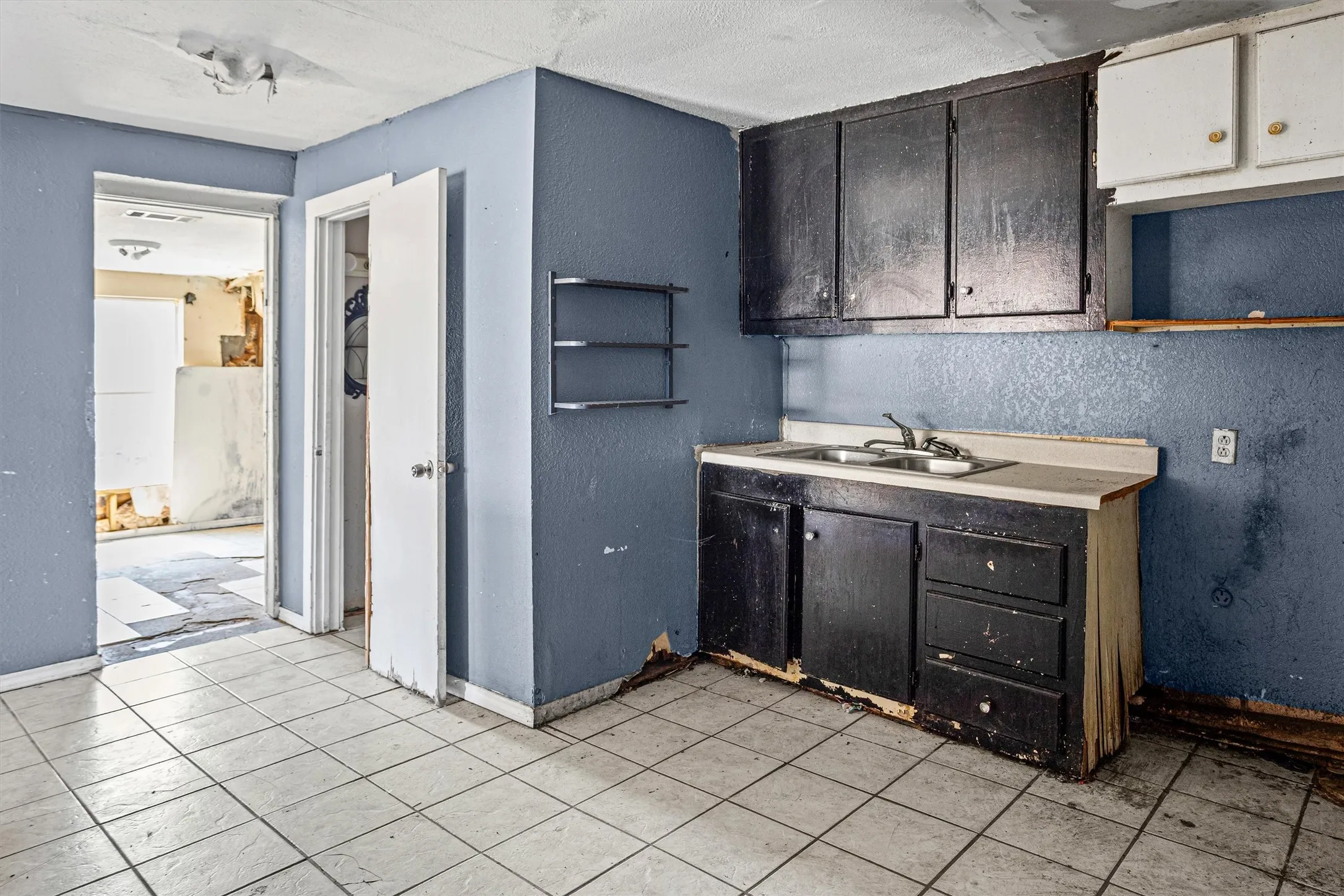 Single Family Residence For Sale in Tarrant County , 612 Meadow Park Drive, White Settlement, Texas 76108, 4 Bedroom, 3 Bathroom, Garage spaces, 2,285 Sqft, built in 1960, mls#21379901, Real Estate Agent in White Settlement, Homes For Sale in Tarrant county, Homes For Sale in White Settlement, Realtor in White Settlement Texas, Real Estate Brokerage Independent Realty Texas, Luminita Cordes Realtor